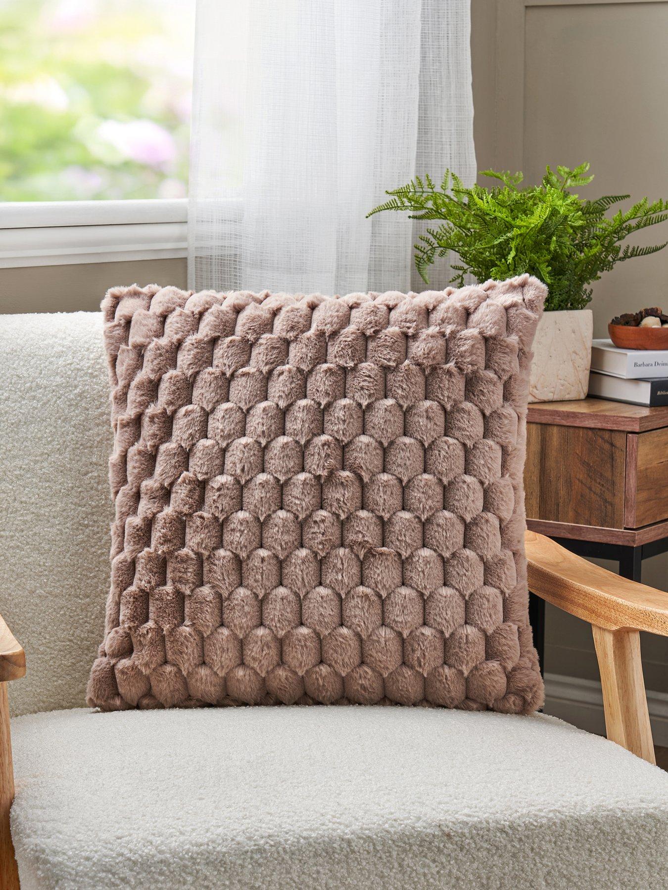 the-very-collection-tallada-faux-fur-cushionfront