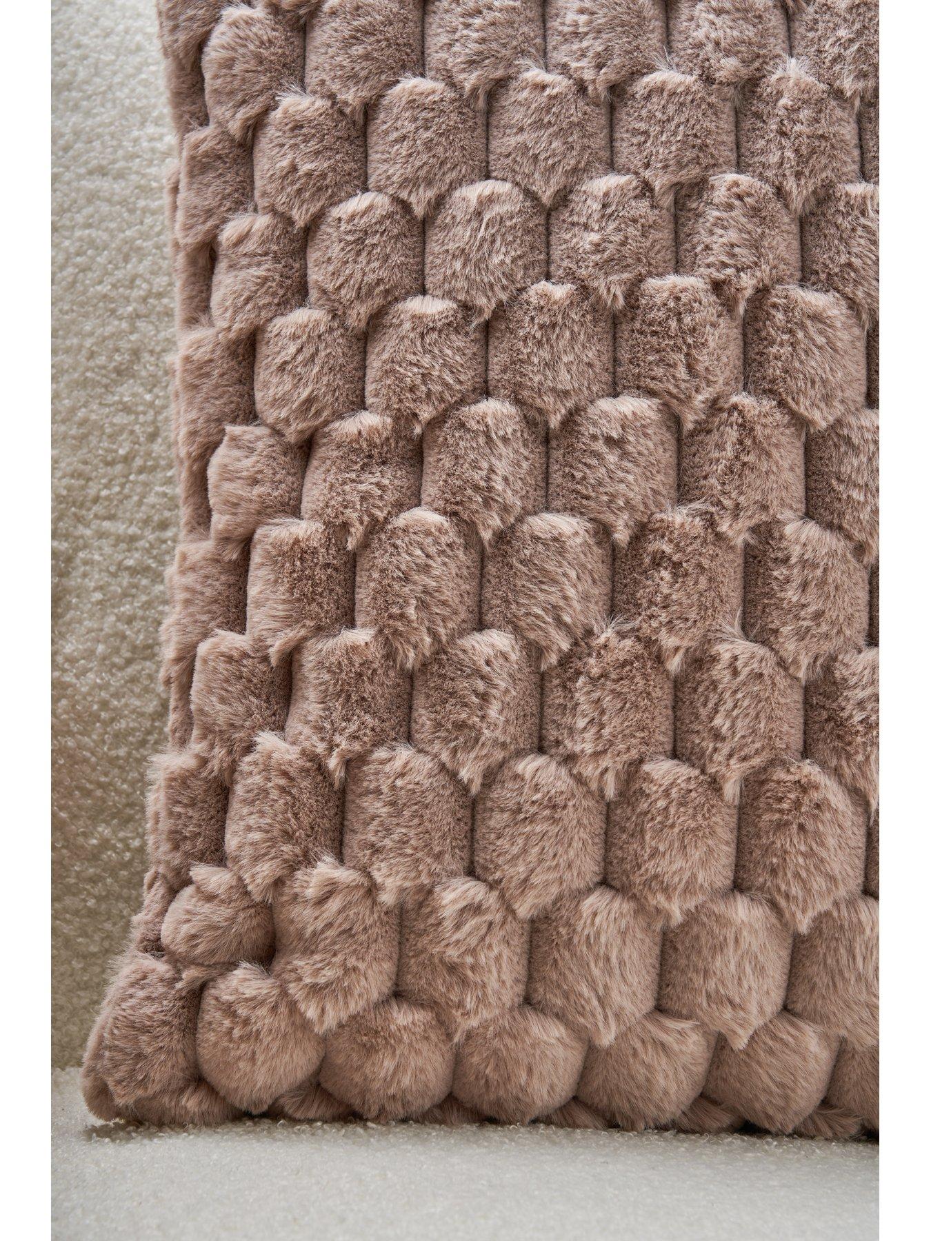 the-very-collection-tallada-faux-fur-cushionback