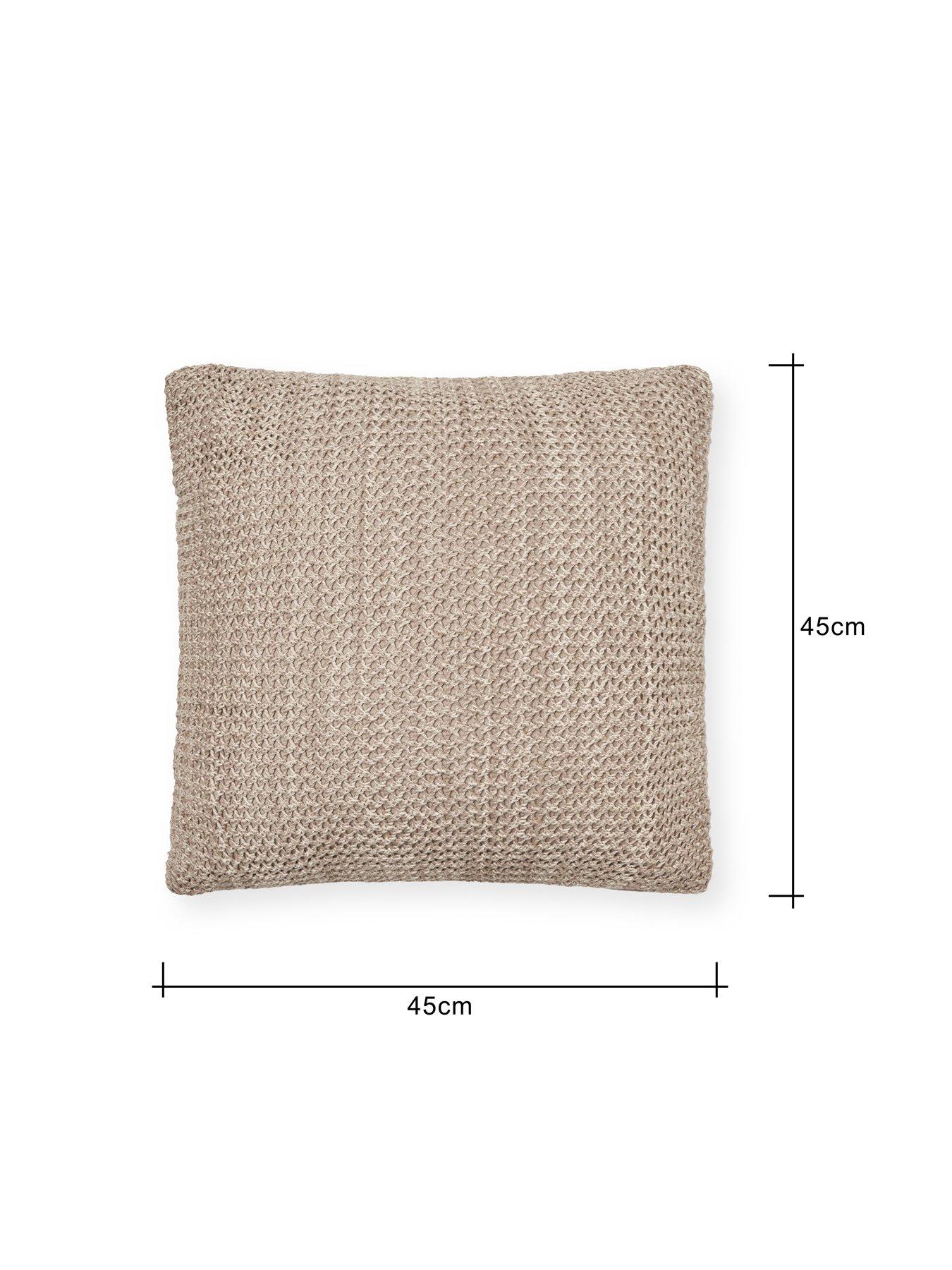 the-very-collection-knitted-cushiondetail