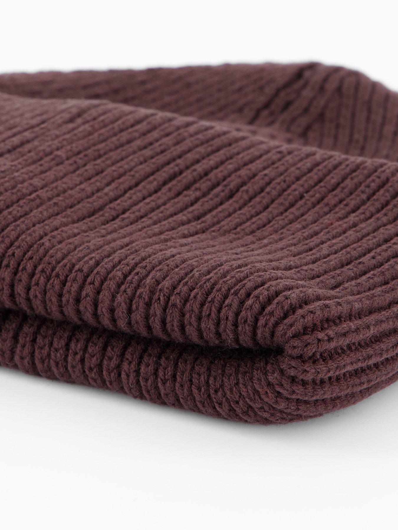 barbour-international-craywell-beanie-hat-burgundydetail