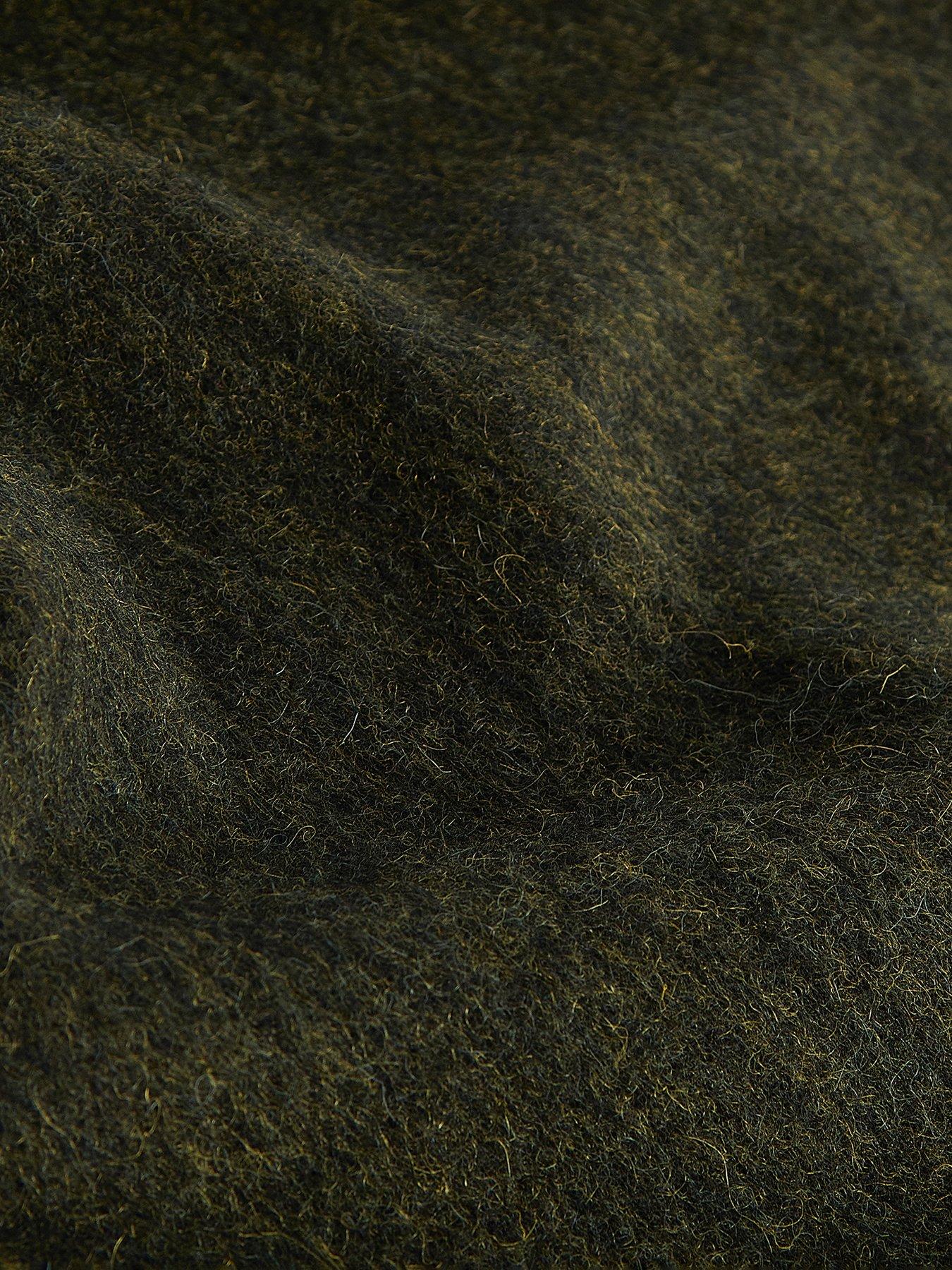 barbour-plain-lambswool-scarf-dark-greenoutfit