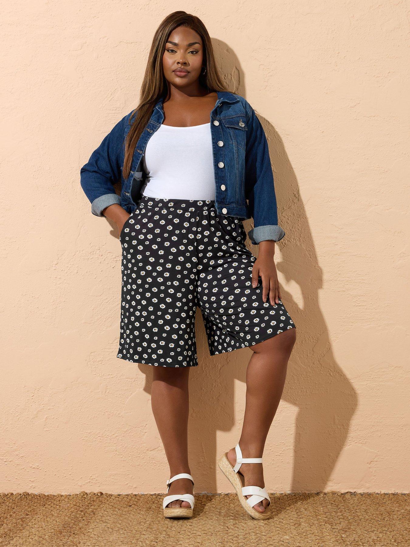 Image 3 of 4 of Yours Curve Daisy Spot Print Short - Black