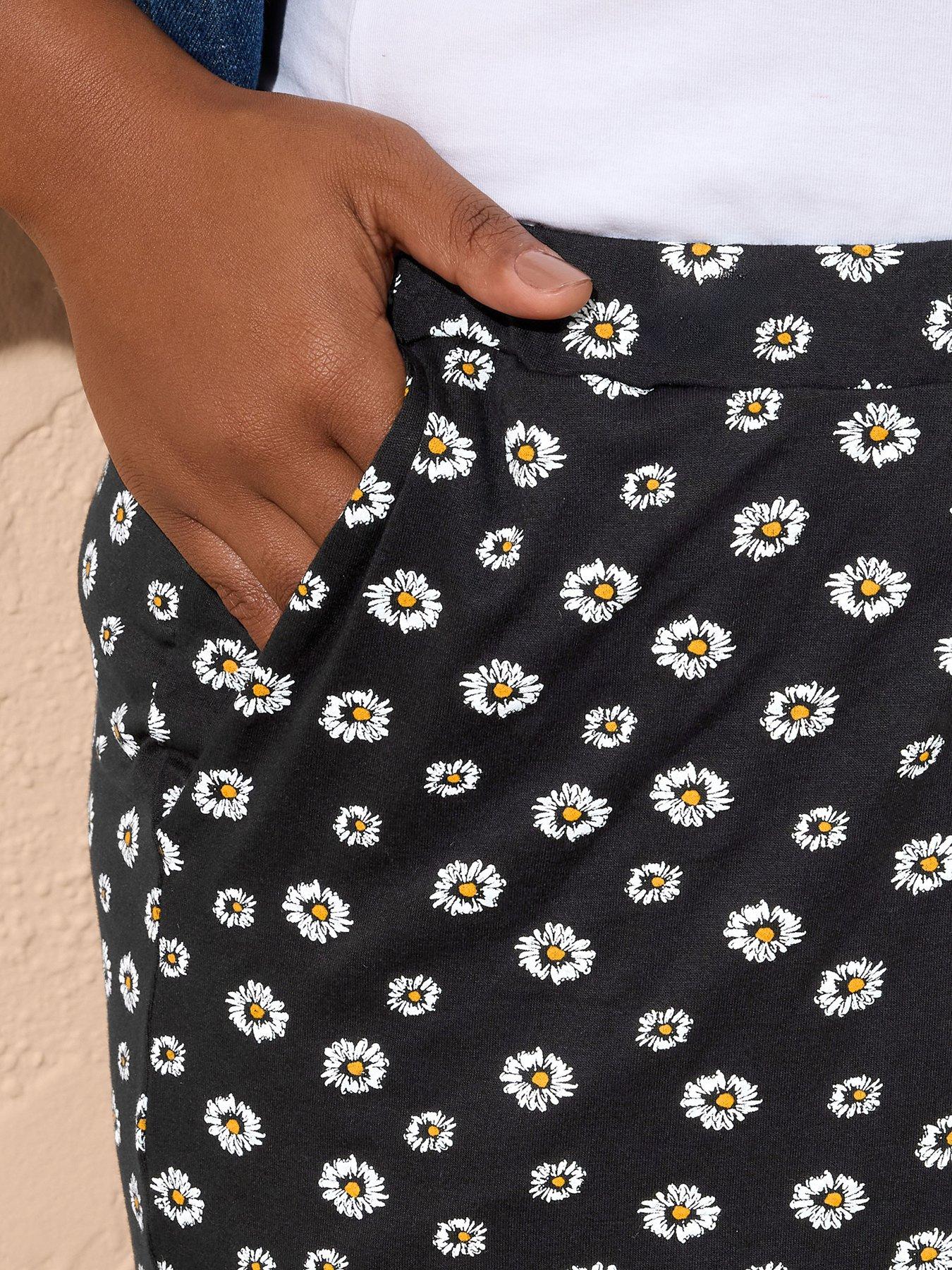 Image 4 of 4 of Yours Curve Daisy Spot Print Short - Black