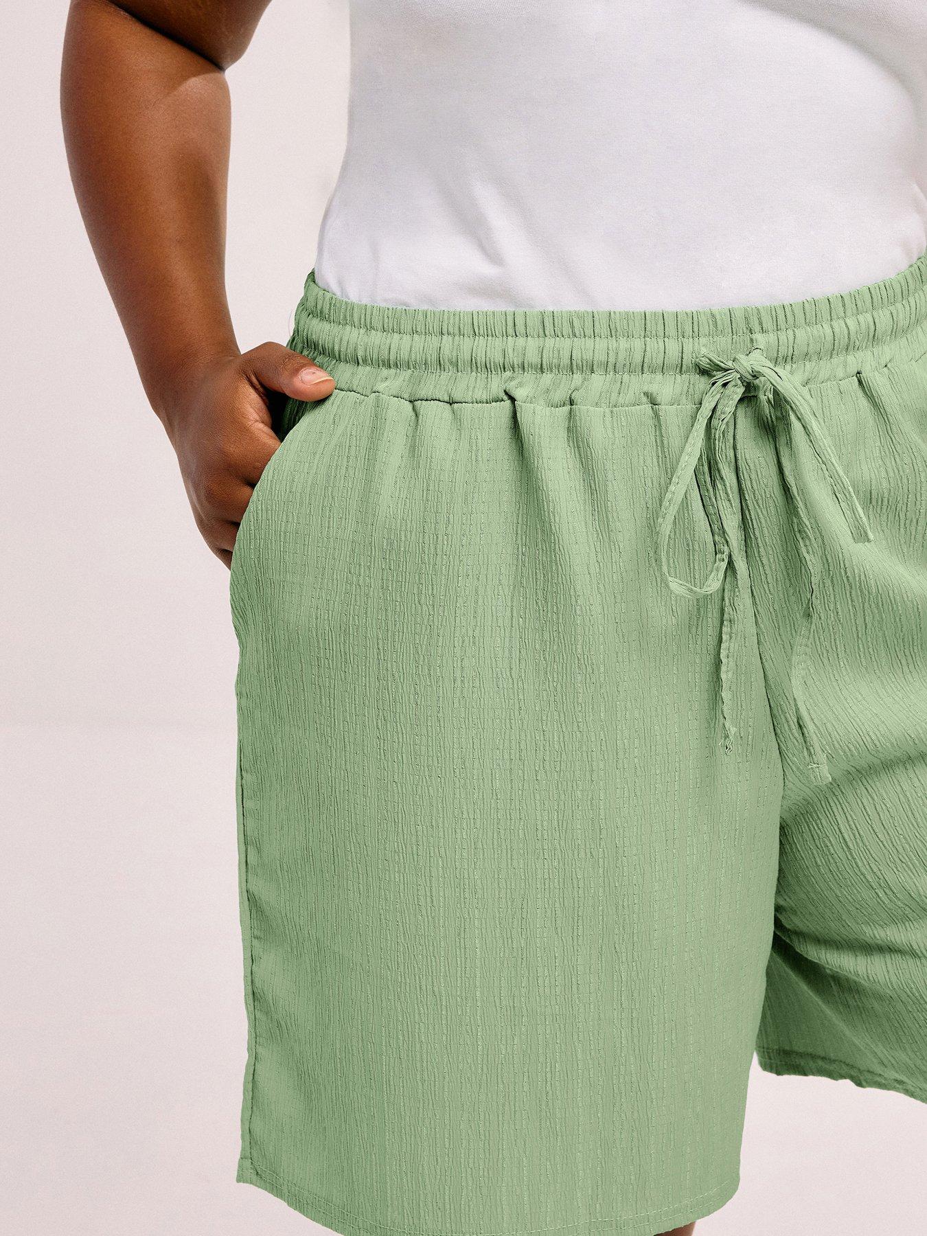 yours-curve-crinkle-short-greenoutfit