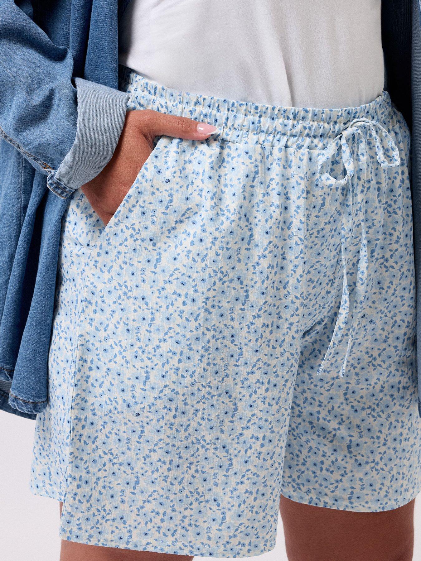 Image 4 of 5 of Yours Curve Ditsy Crinkle Shorts - Blue
