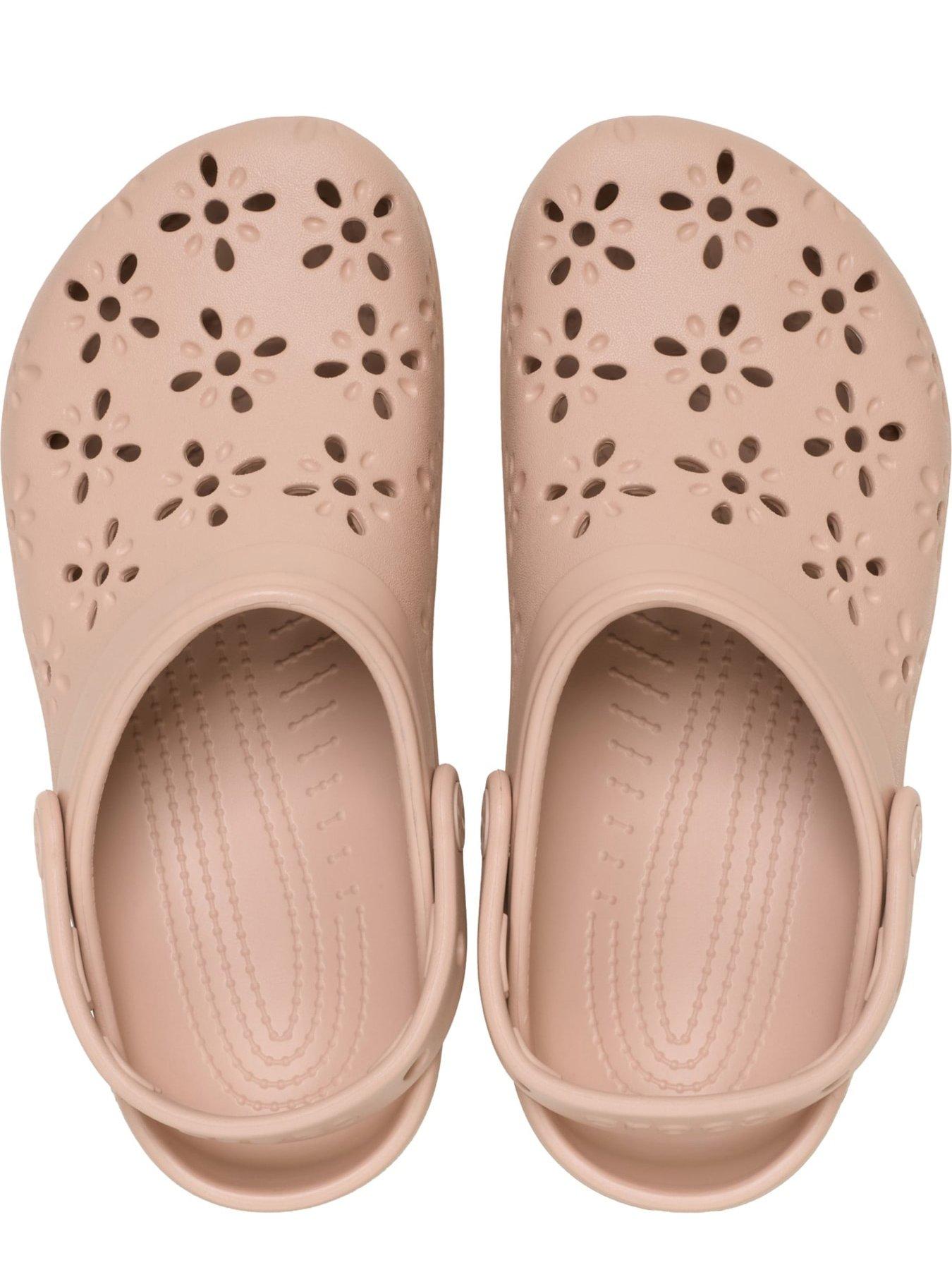 crocs-classic-floral-cut-out-clog-pink-carameloutfit