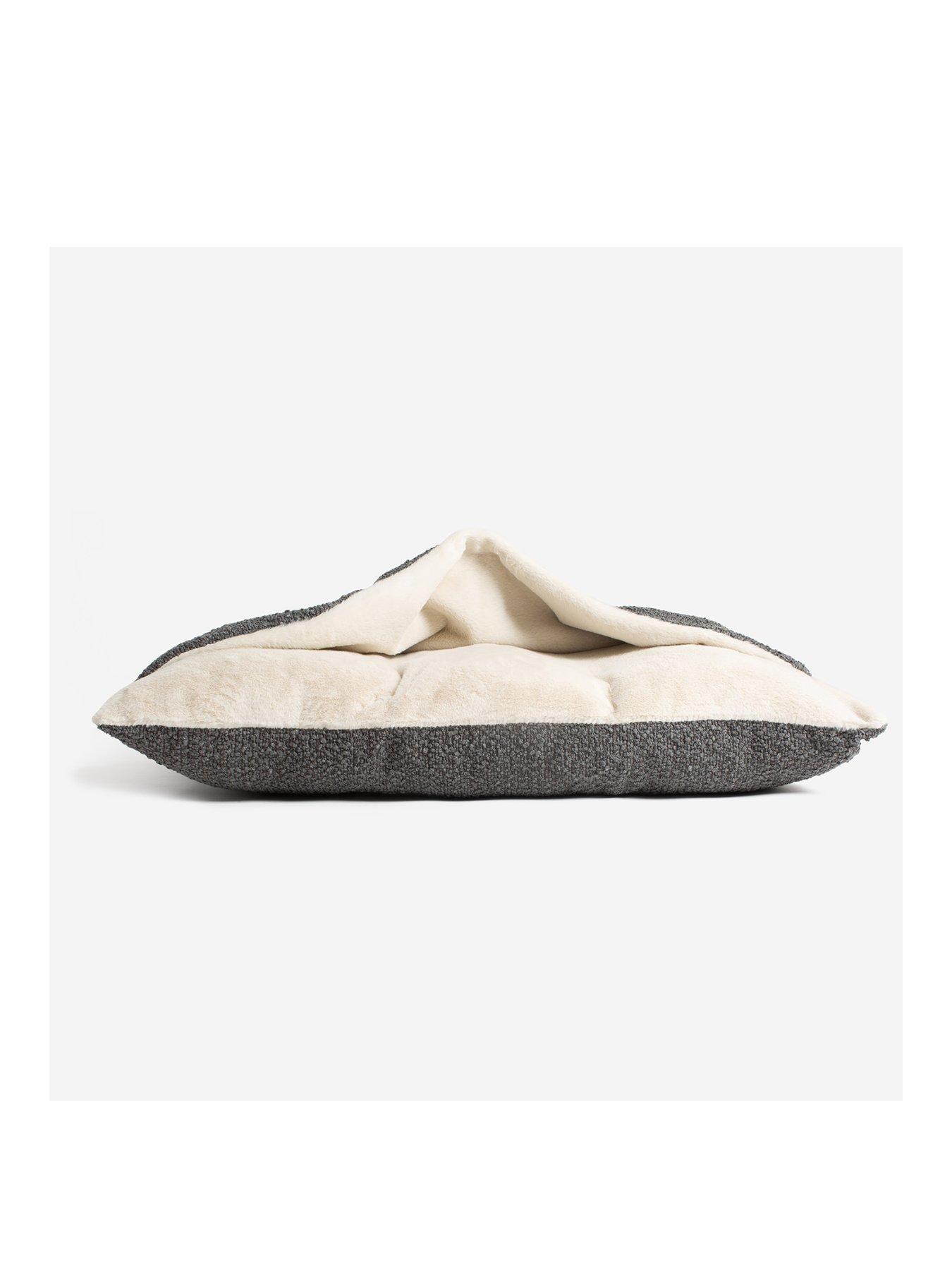 lords-and-labradors-boucle-sleepy-burrows-bed-graniteback