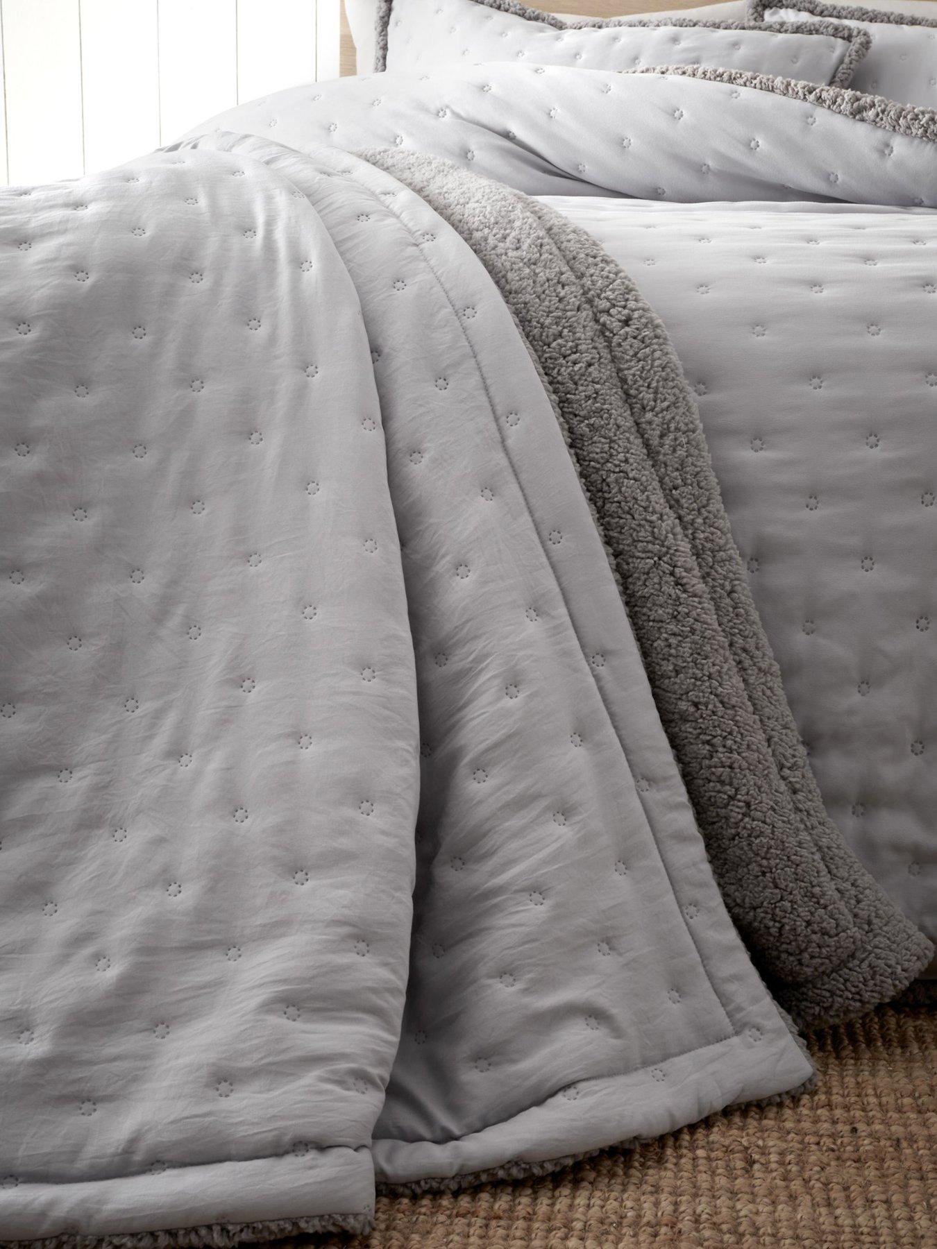 catherine-lansfield-cosy-nori-sherpa-bedspread