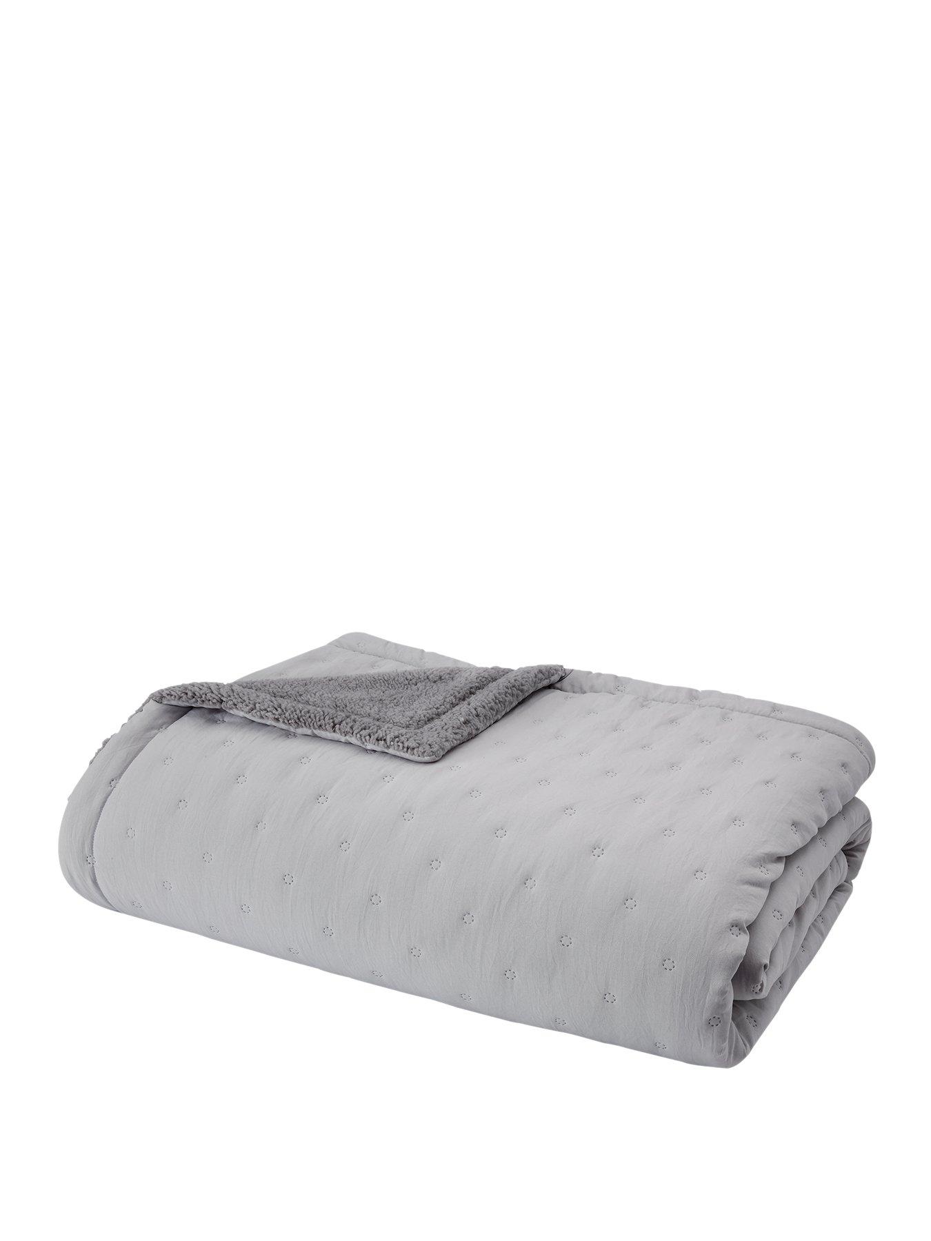 catherine-lansfield-cosy-nori-sherpa-bedspreadstillFront