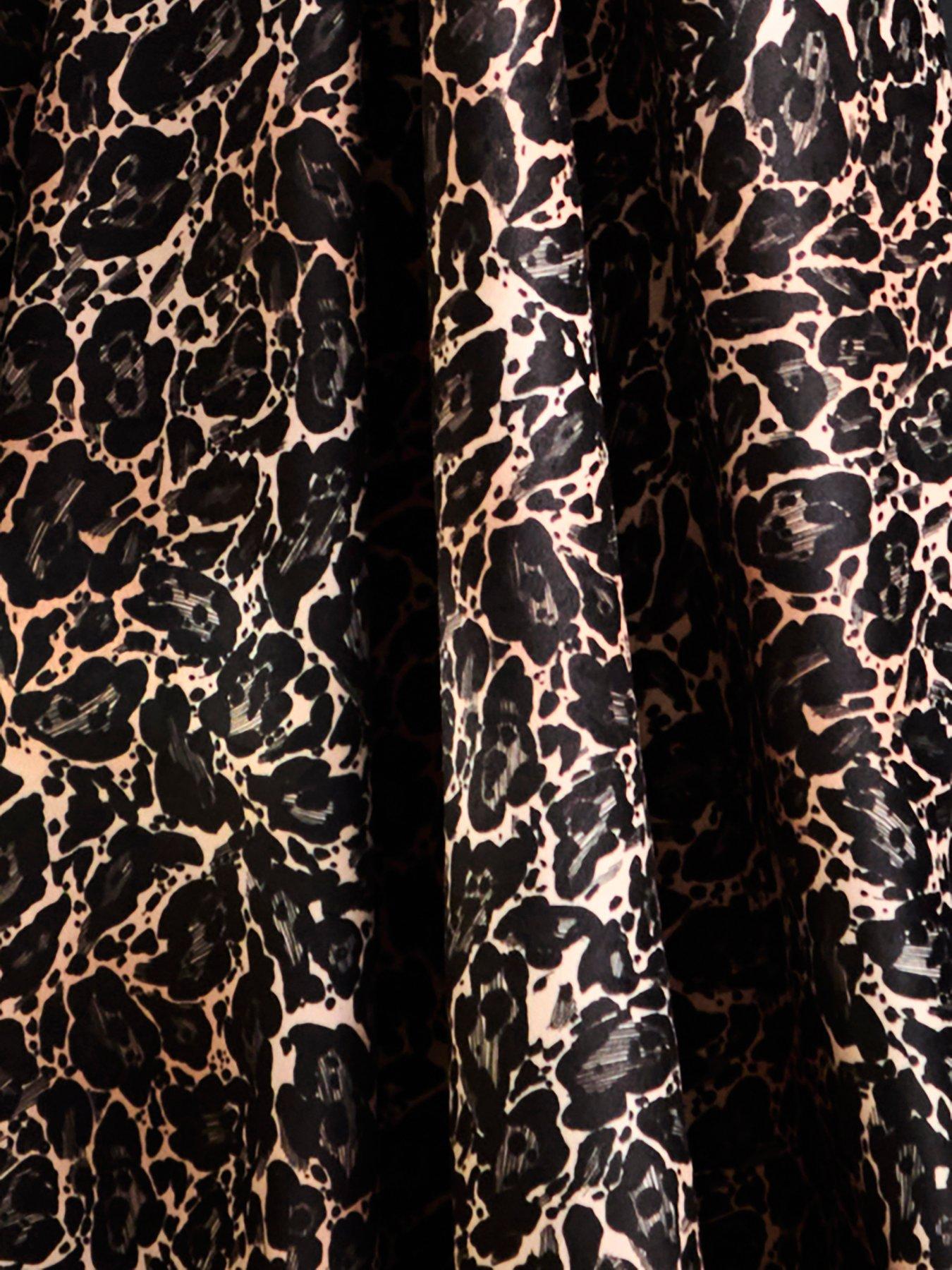 laurence-llewelyn-bowen-josephine-velvet-throwoutfit