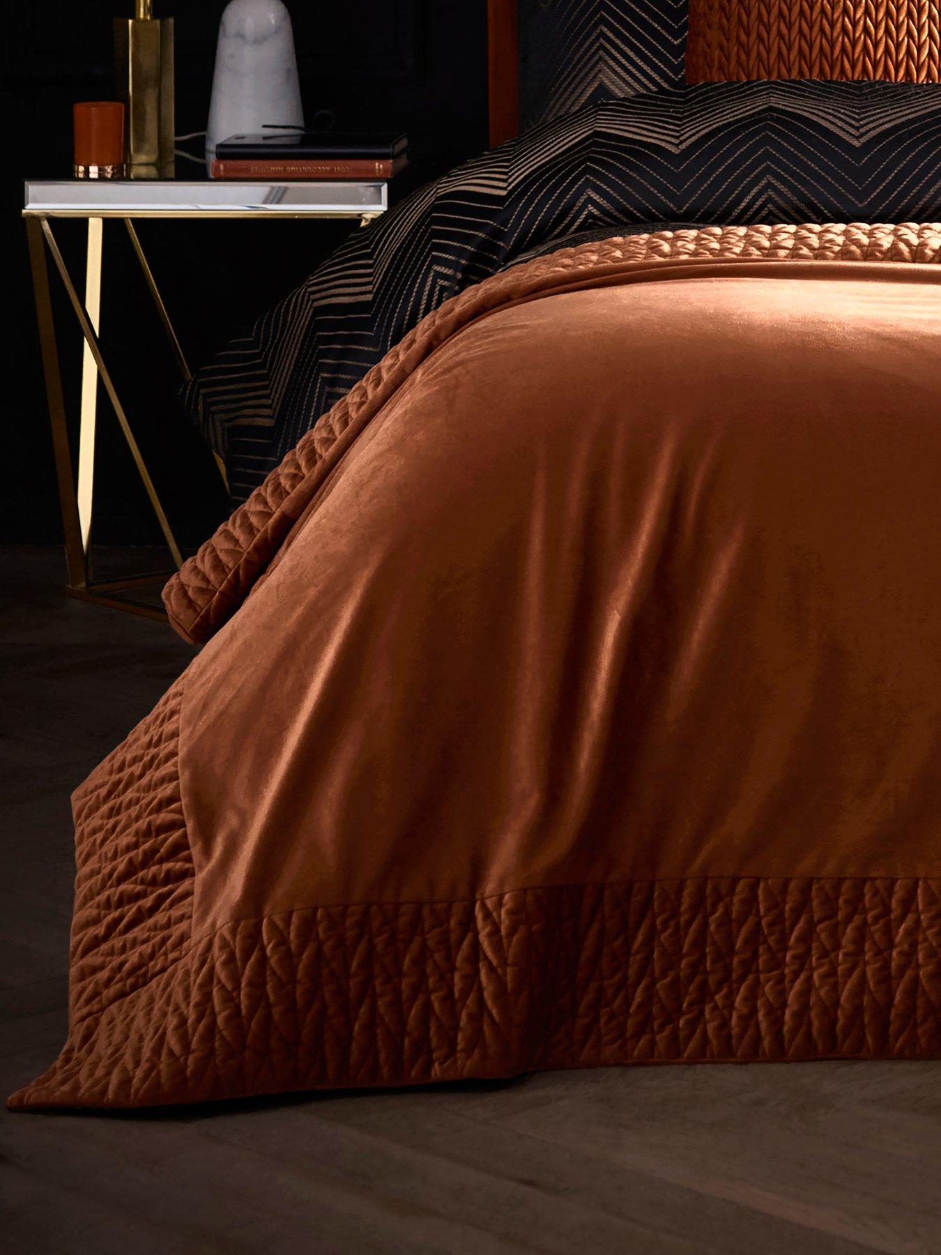 Laurence Llewelyn-Bowen Siena -velvet 150cm X 220cm Bedspread