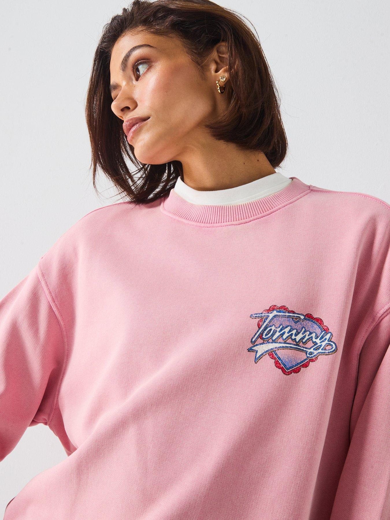 tommy-jeans-relax-washed-heart-crew-sweater-pinkoutfit