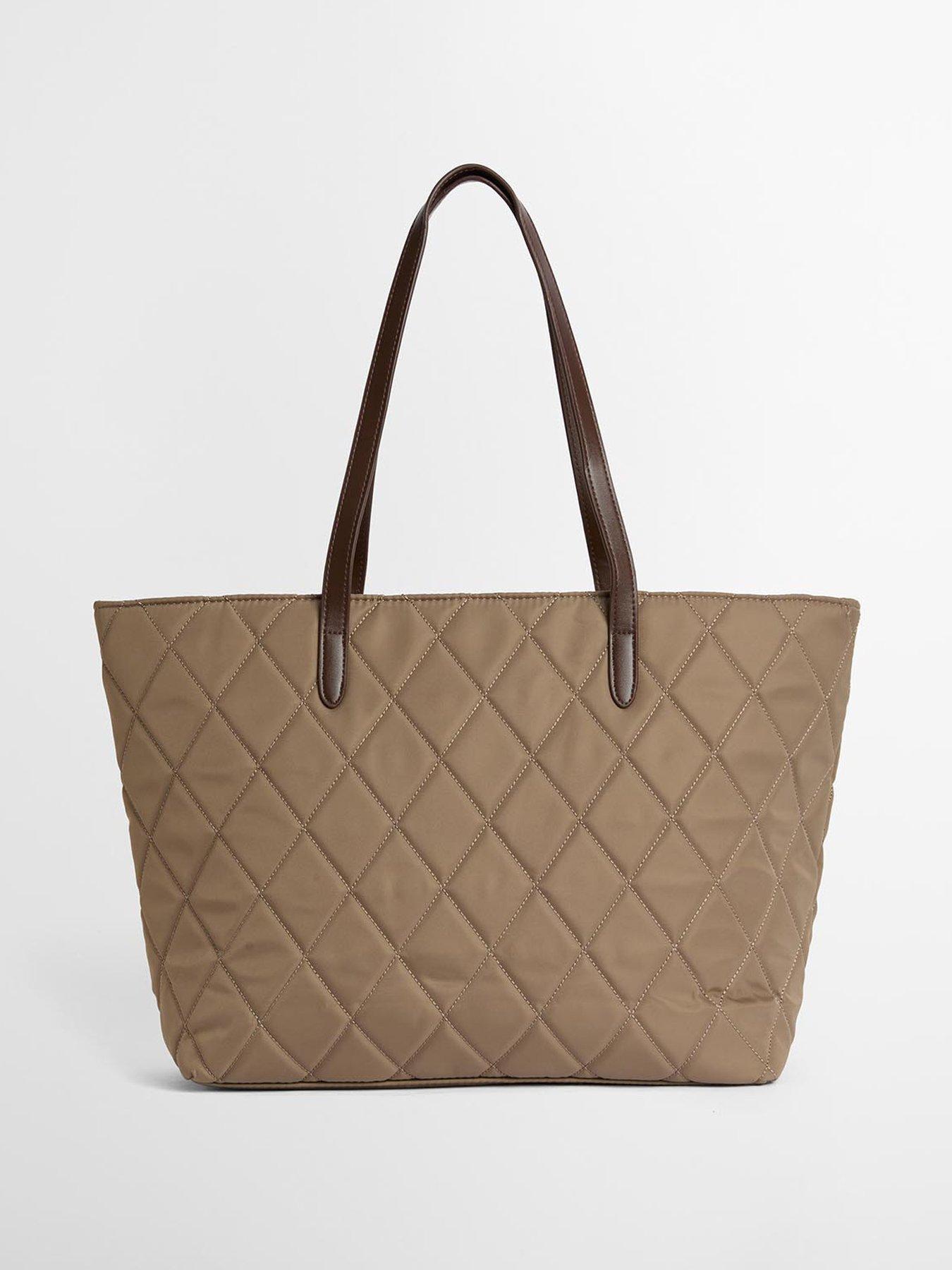 barbour-quilted-tote-bag-beigeoutfit