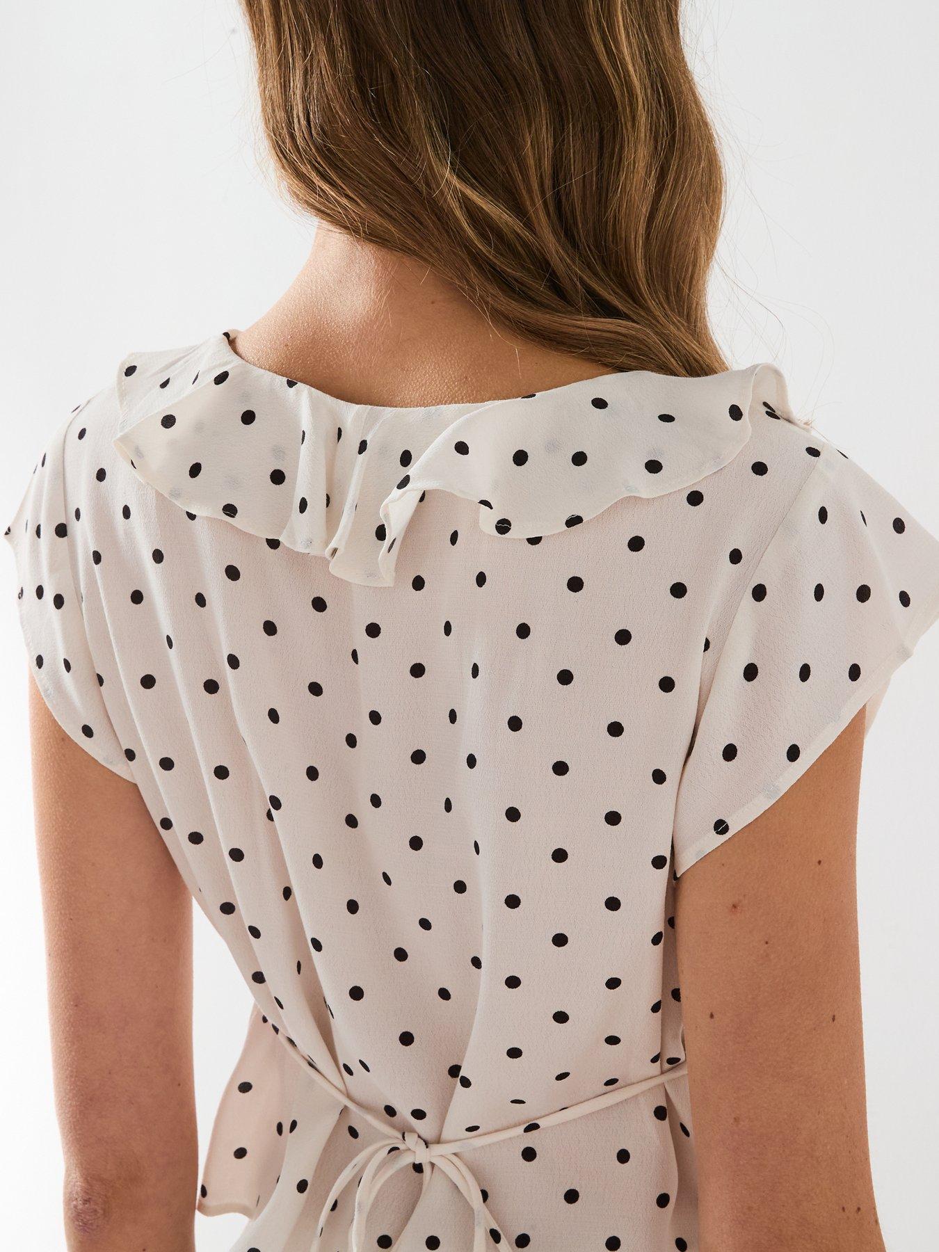 mango-polka-dot-blouse-with-ruffles-creamoutfit