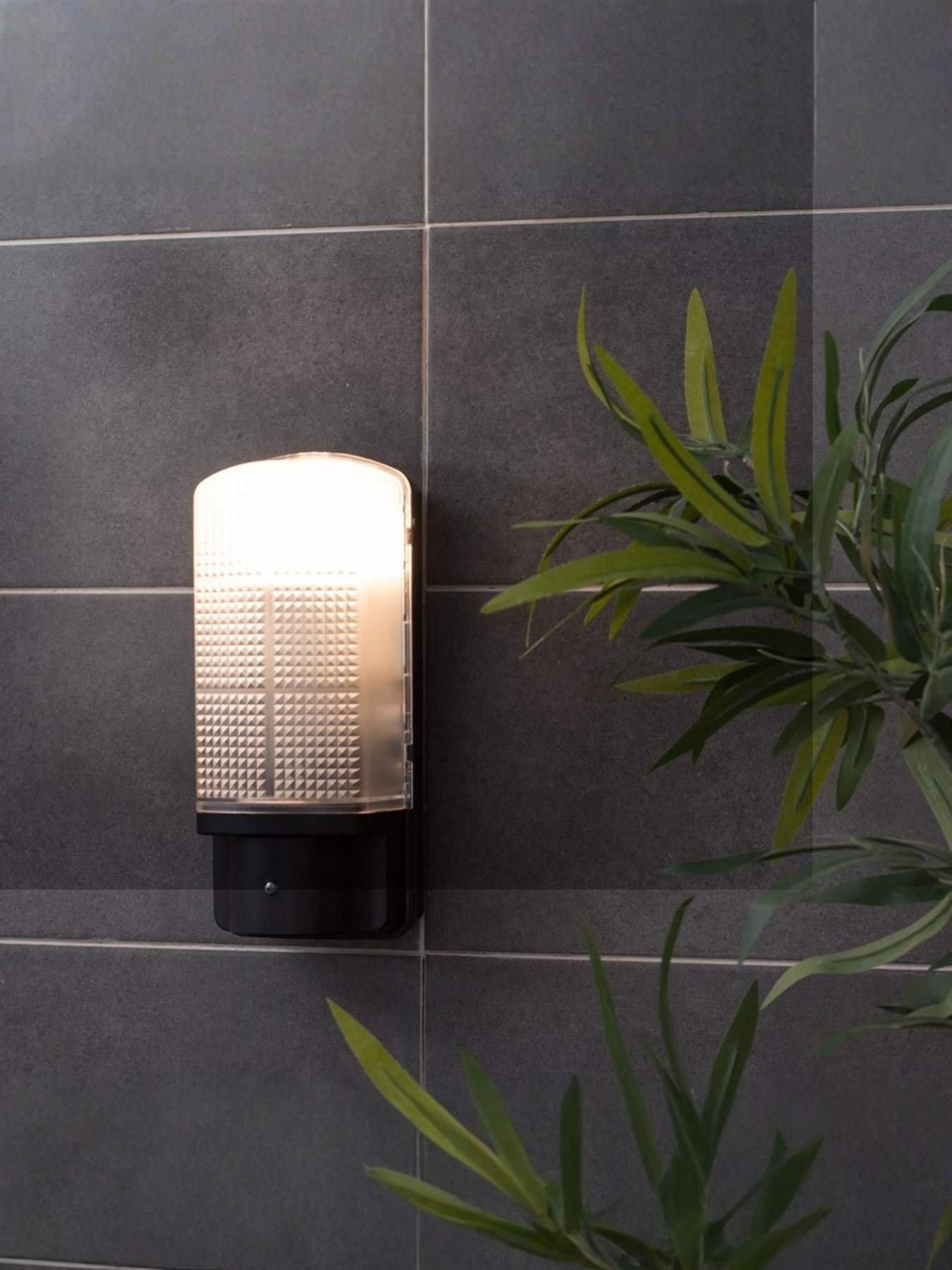valuelights-griffin-black-ip44-dusk-till-dawn-sensor-bulkhead-wall-light