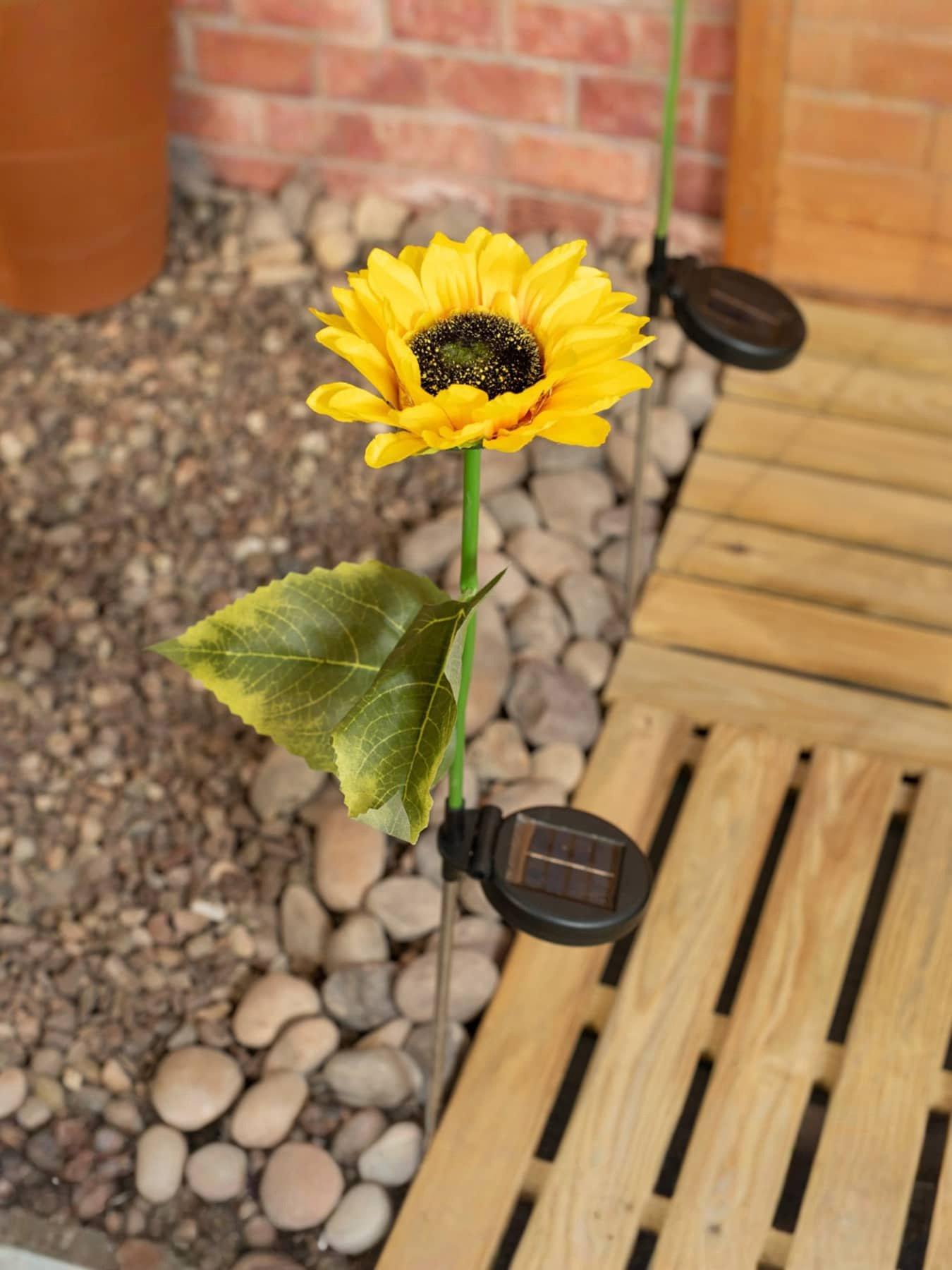 valuelights-yellow-sunflower-solar-powered-stake-lights-pack-of-2outfit