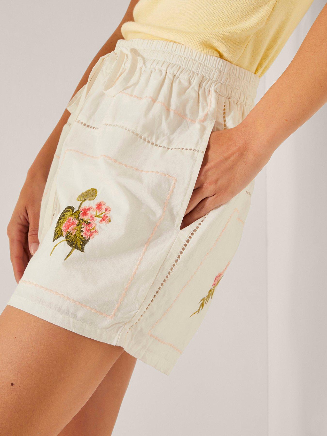 monsoon-luna-emb-shorts-whiteoutfit