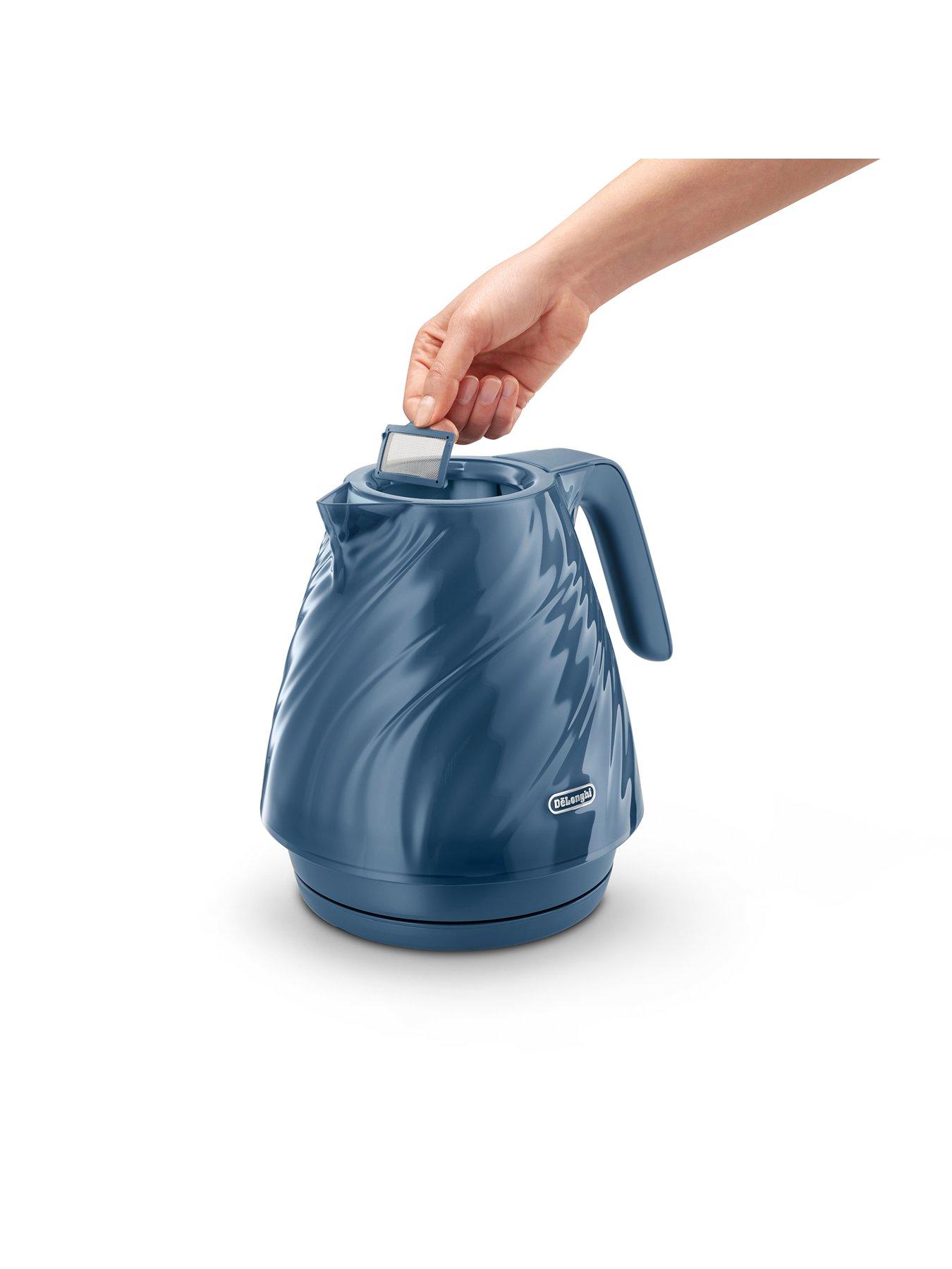 delonghi-ballerina-seta-kettle-blueoutfit