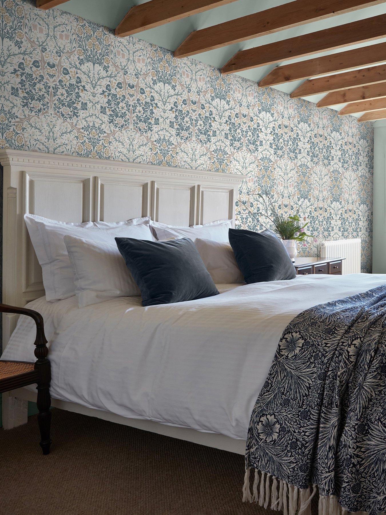 william-morris-at-home-william-morris-blackthorn-daydream-wallpaperfront