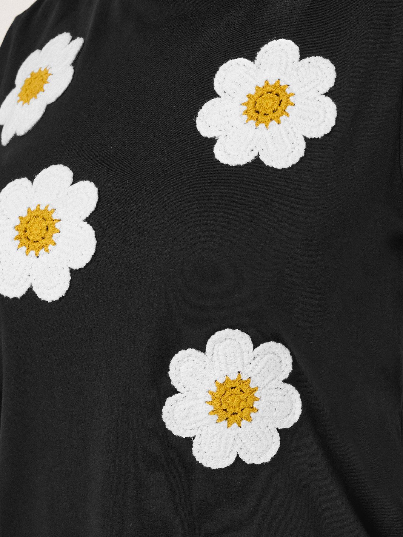 yours-curve-applique-daisy-t-shirt-blackoutfit