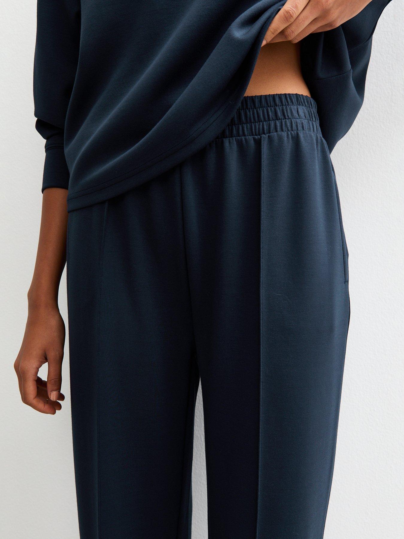 new-look-navy-elasticated-waist-premium-wide-leg-joggersoutfit