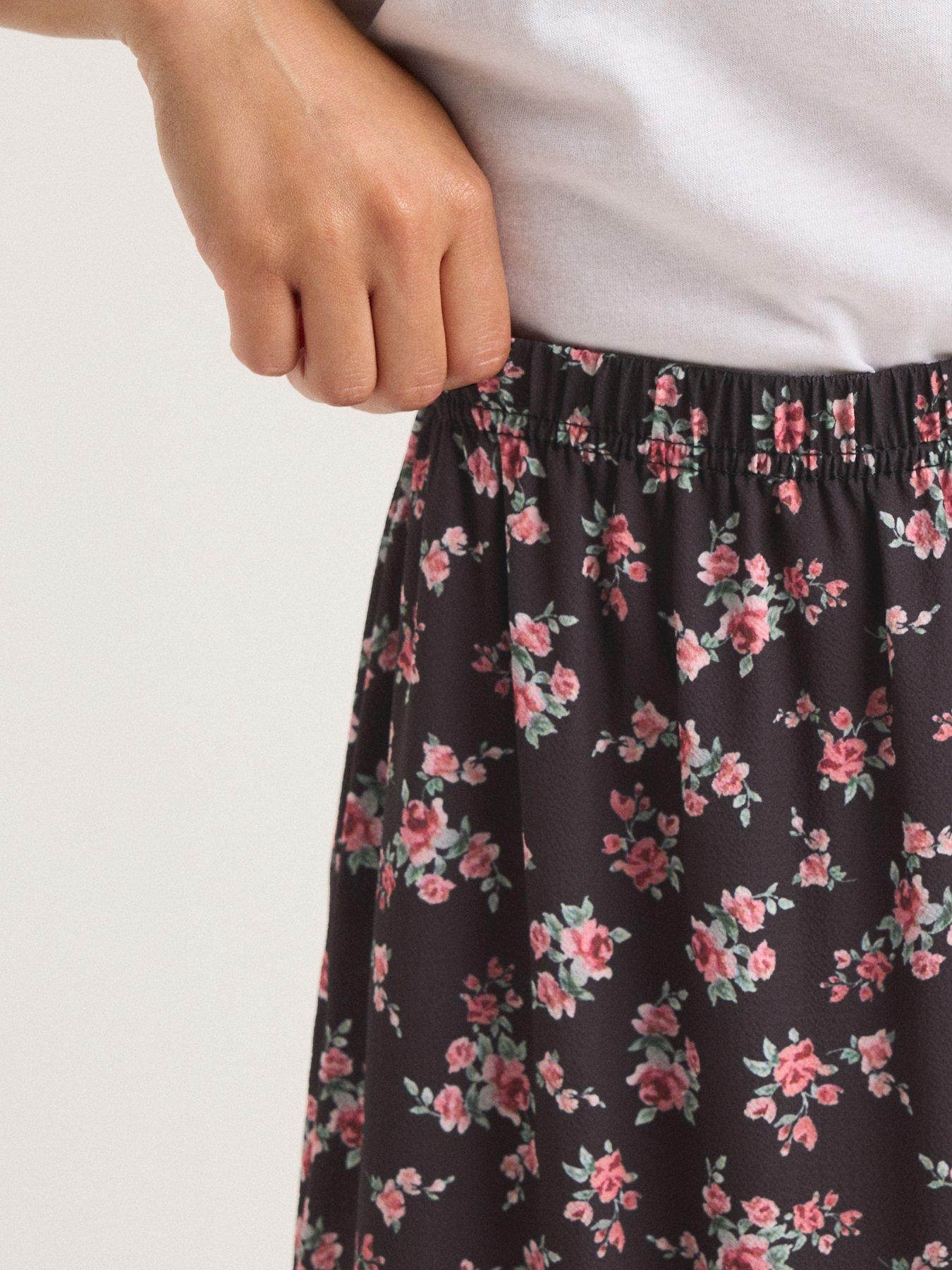 Image 4 of 4 of PixieGirl Petite Ditsy Tiered Maxi Skirt - Black