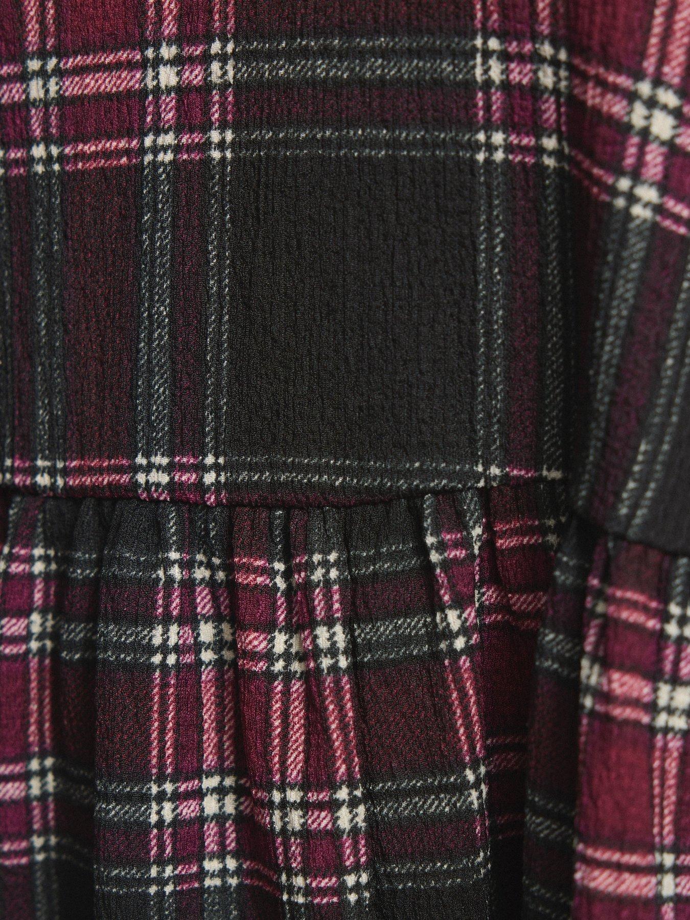 Image 4 of 4 of Yours Curve Notch Neck Textured Top - Black