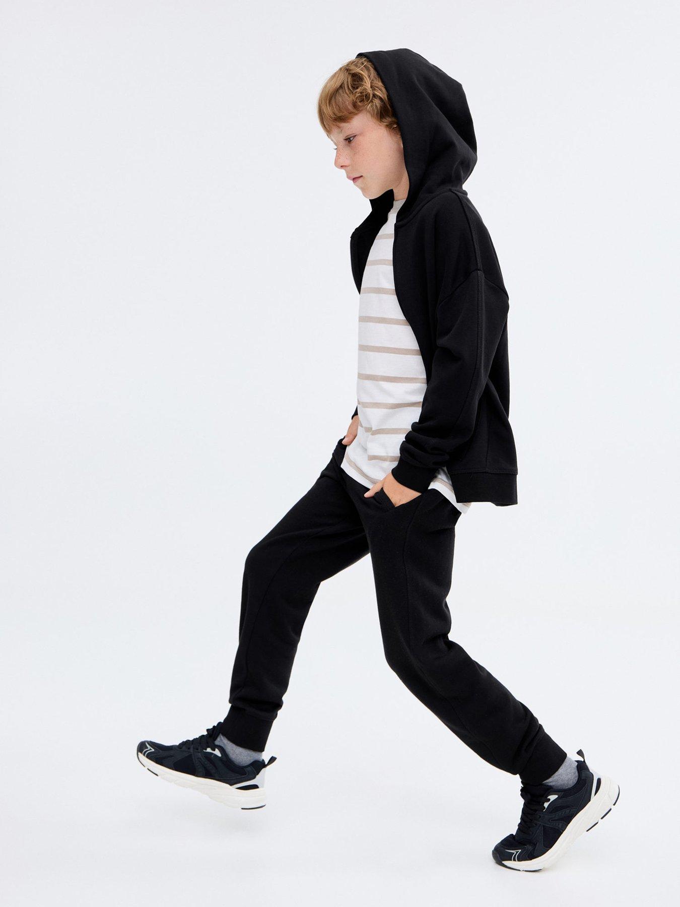 mango-boys-joggers-blackoutfit