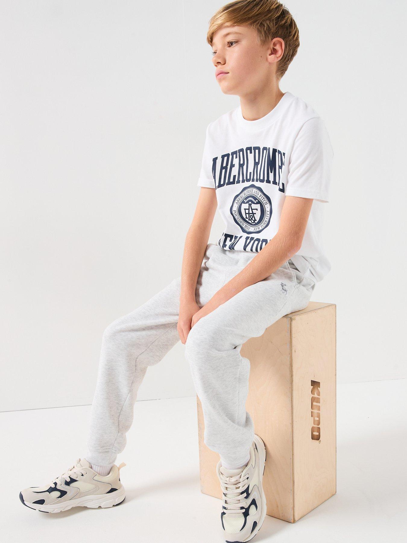abercrombie-fitch-boys-essential-fleece-jogger-greyoutfit