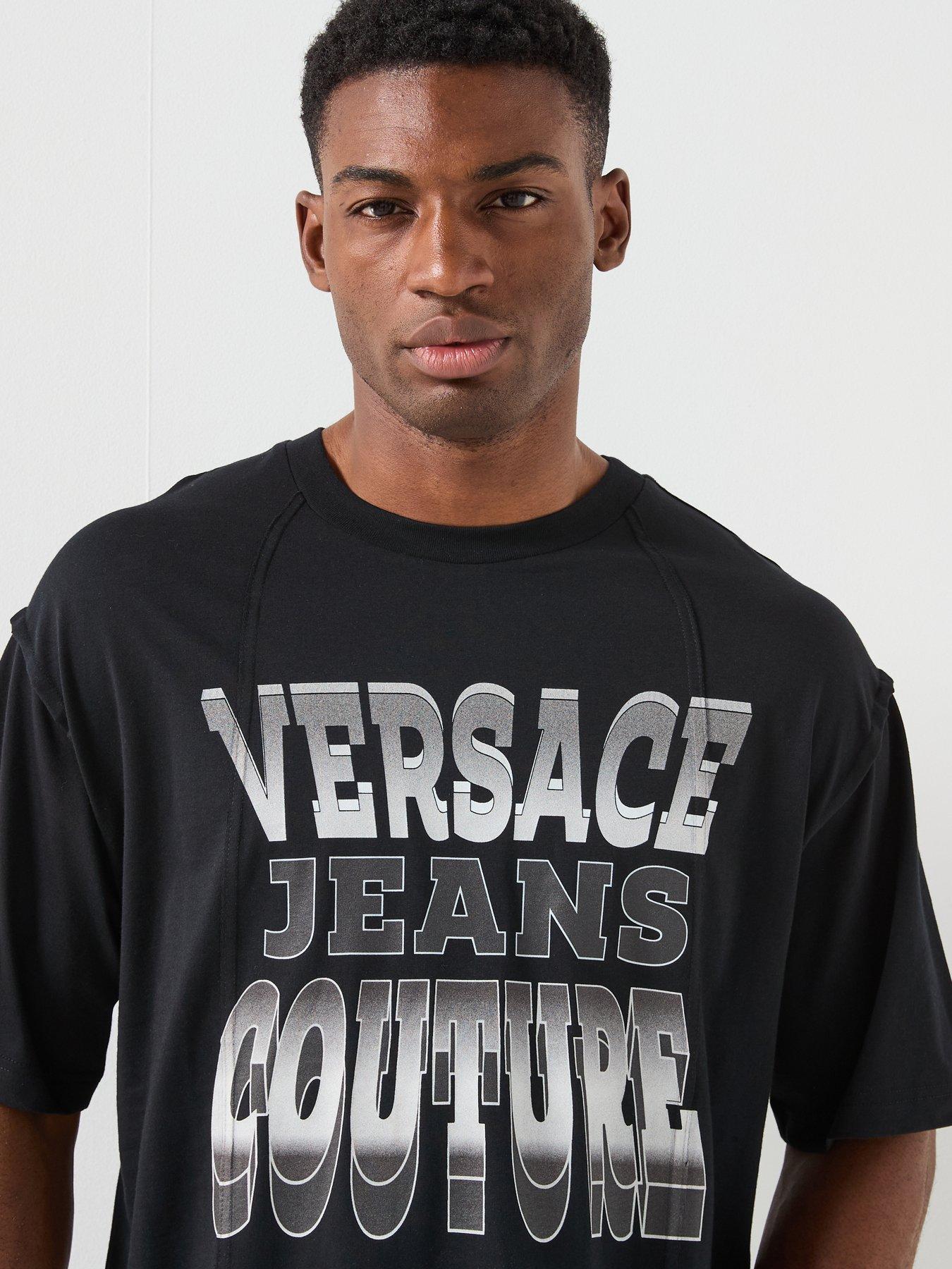 versace-jeans-couture-large-stack-logo-t-shirt-blackoutfit