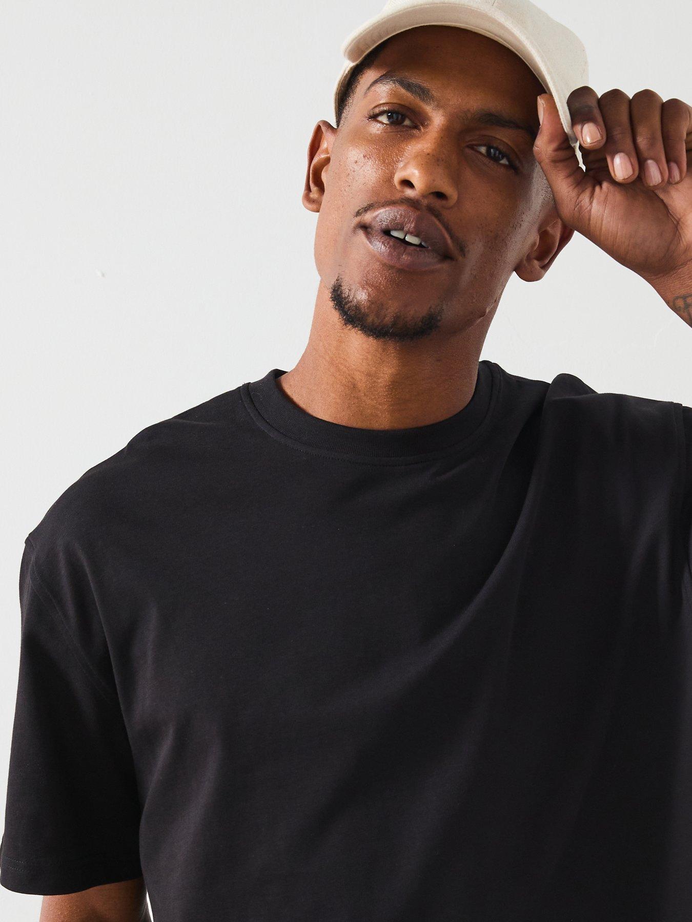 les-deux-danton-large-back-initial-logo-t-shirt-blackoutfit