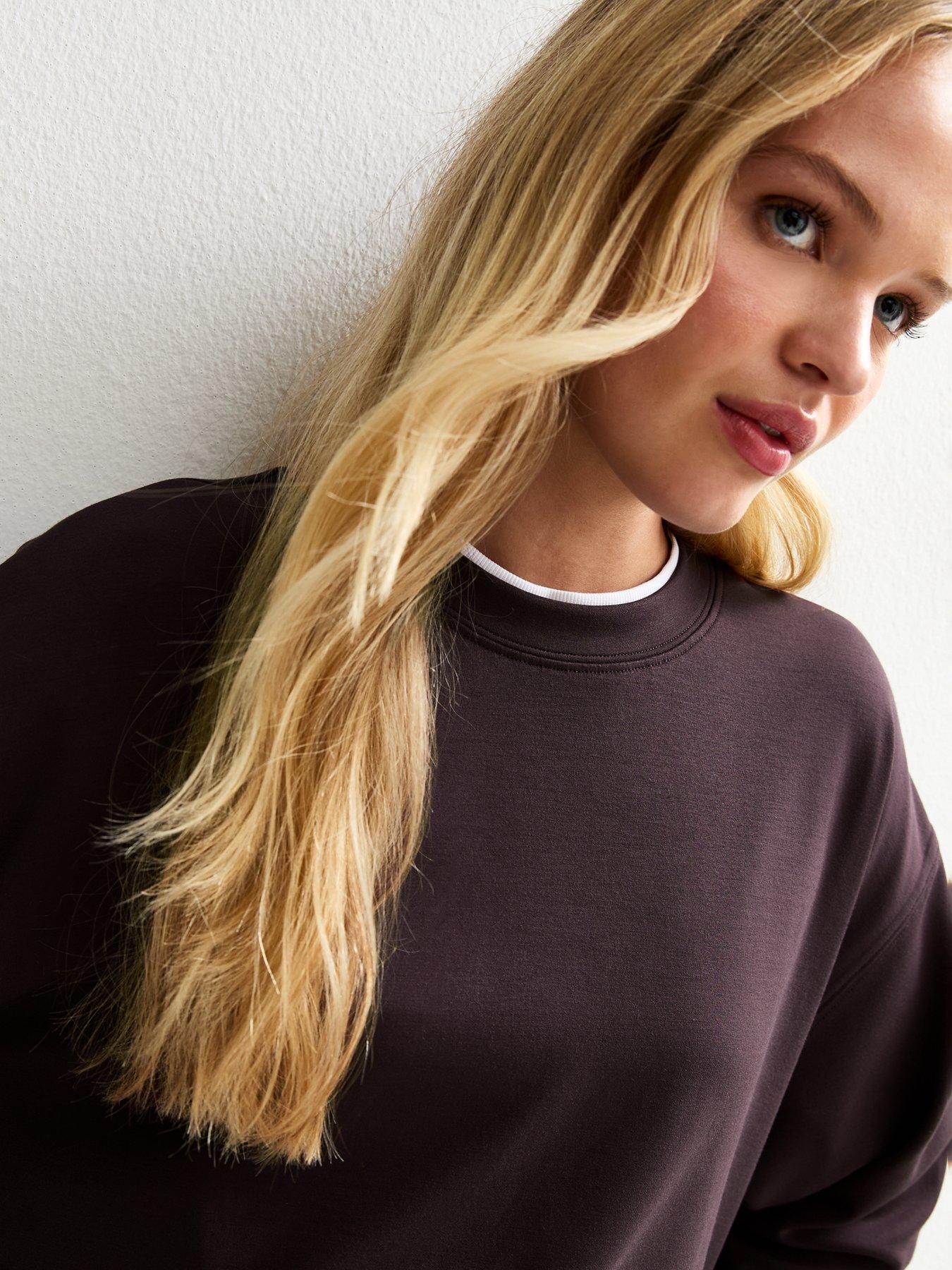 new-look-burgundy-premium-oversized-crew-neck-sweatshirtoutfit