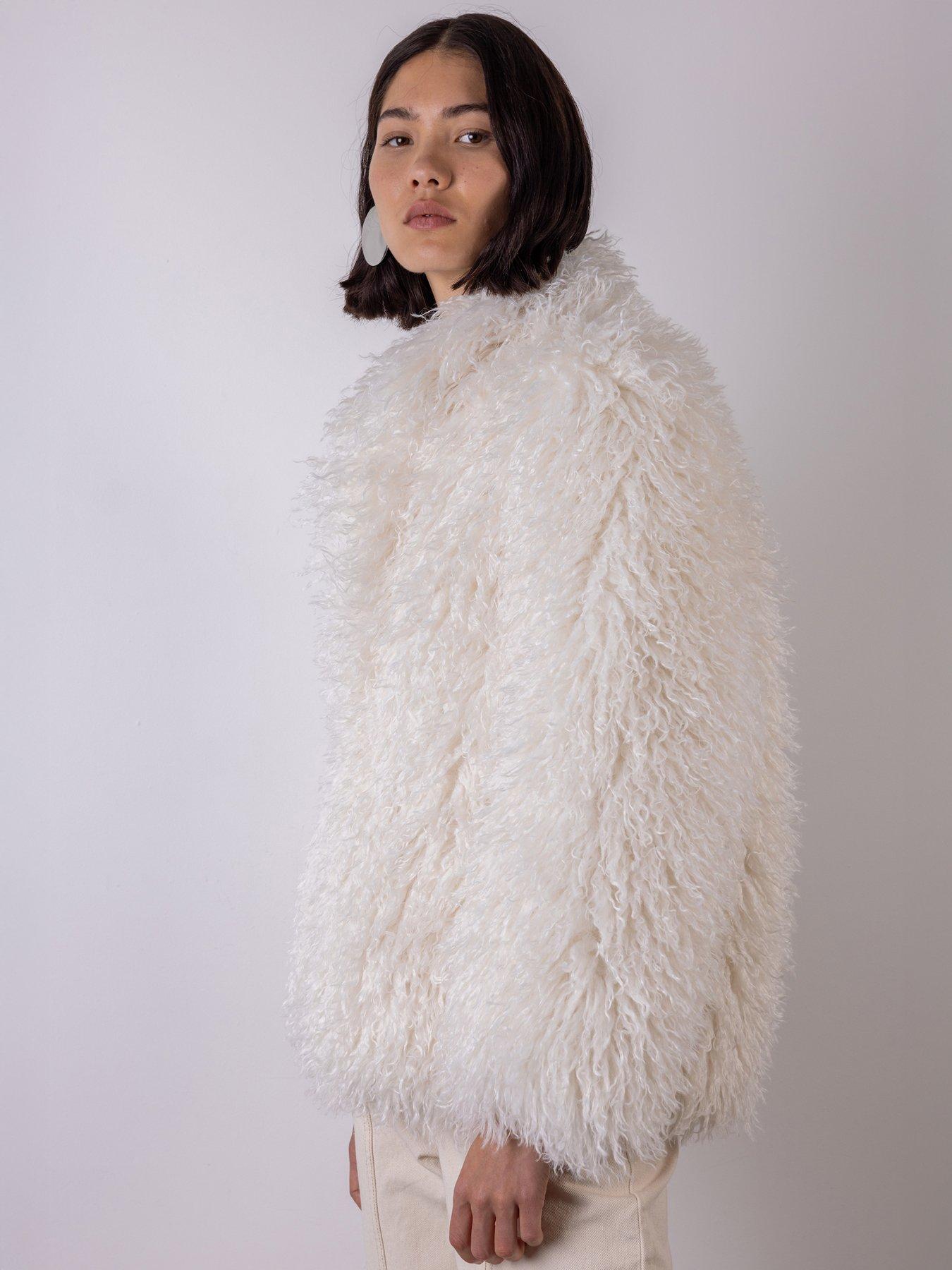 vivere-charlie-shaggy-fur-creamoutfit