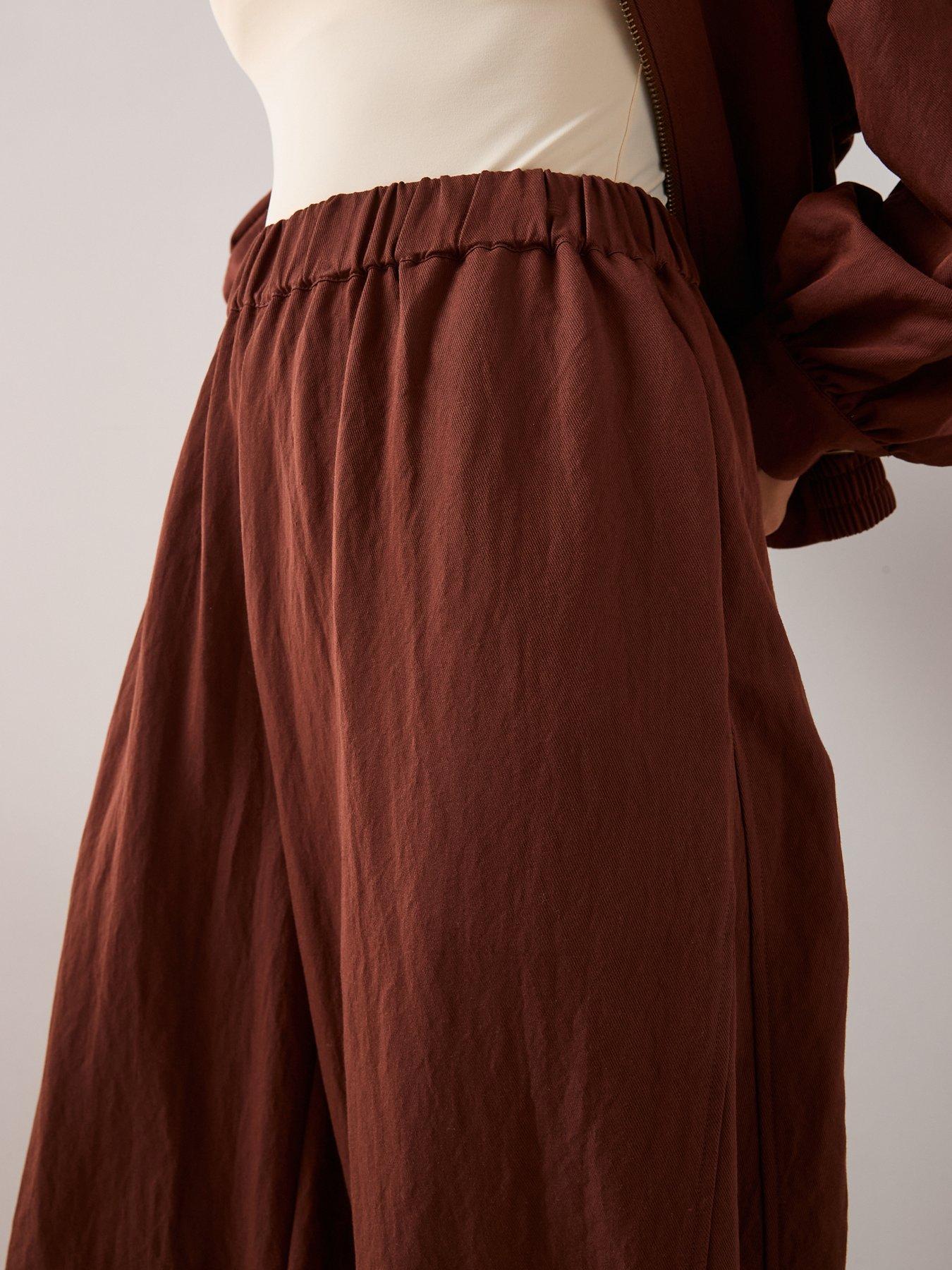Image 4 of 6 of The Very Collection Barrel Co-Ord Jogger - Brown