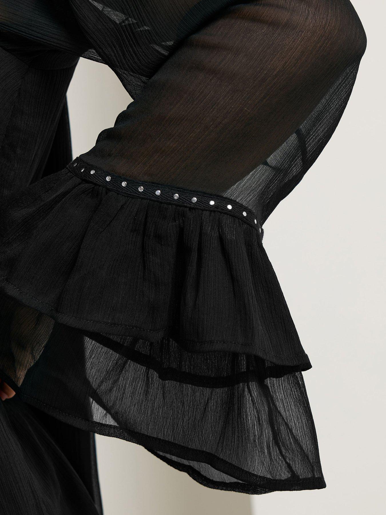 yours-curve-ruffle-sleeve-stud-top-blackoutfit