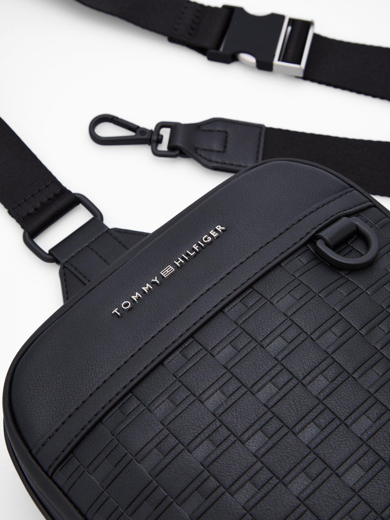 tommy-hilfiger-modern-monogram-flag-sling-crossbody-bag-blackoutfit