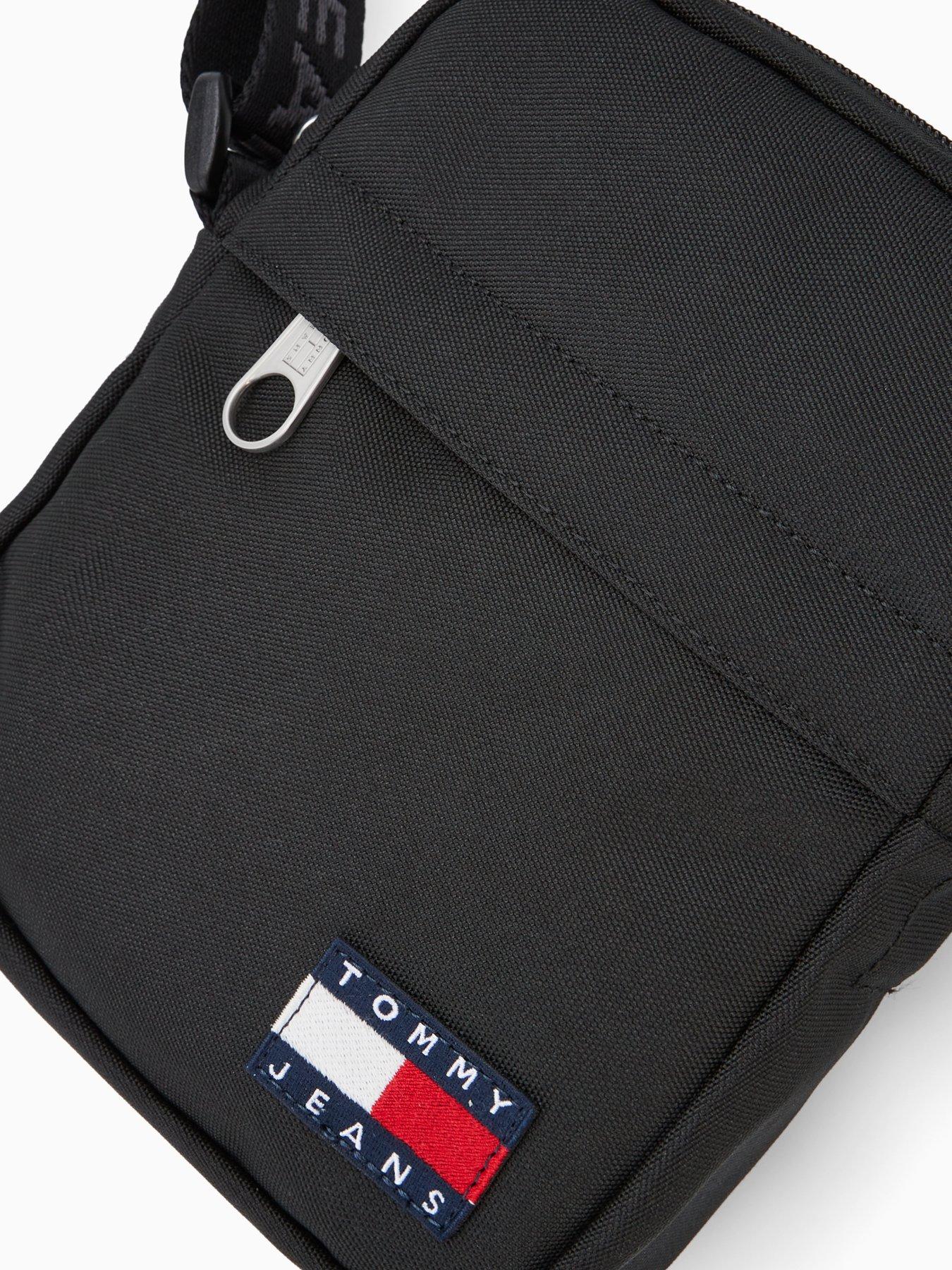 tommy-jeans-daily-crossbody-bag-blackdetail