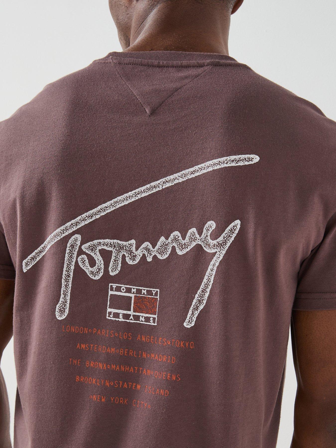 tommy-jeans-regular-fit-sign-spray-backprint-t-shirt-brownoutfit
