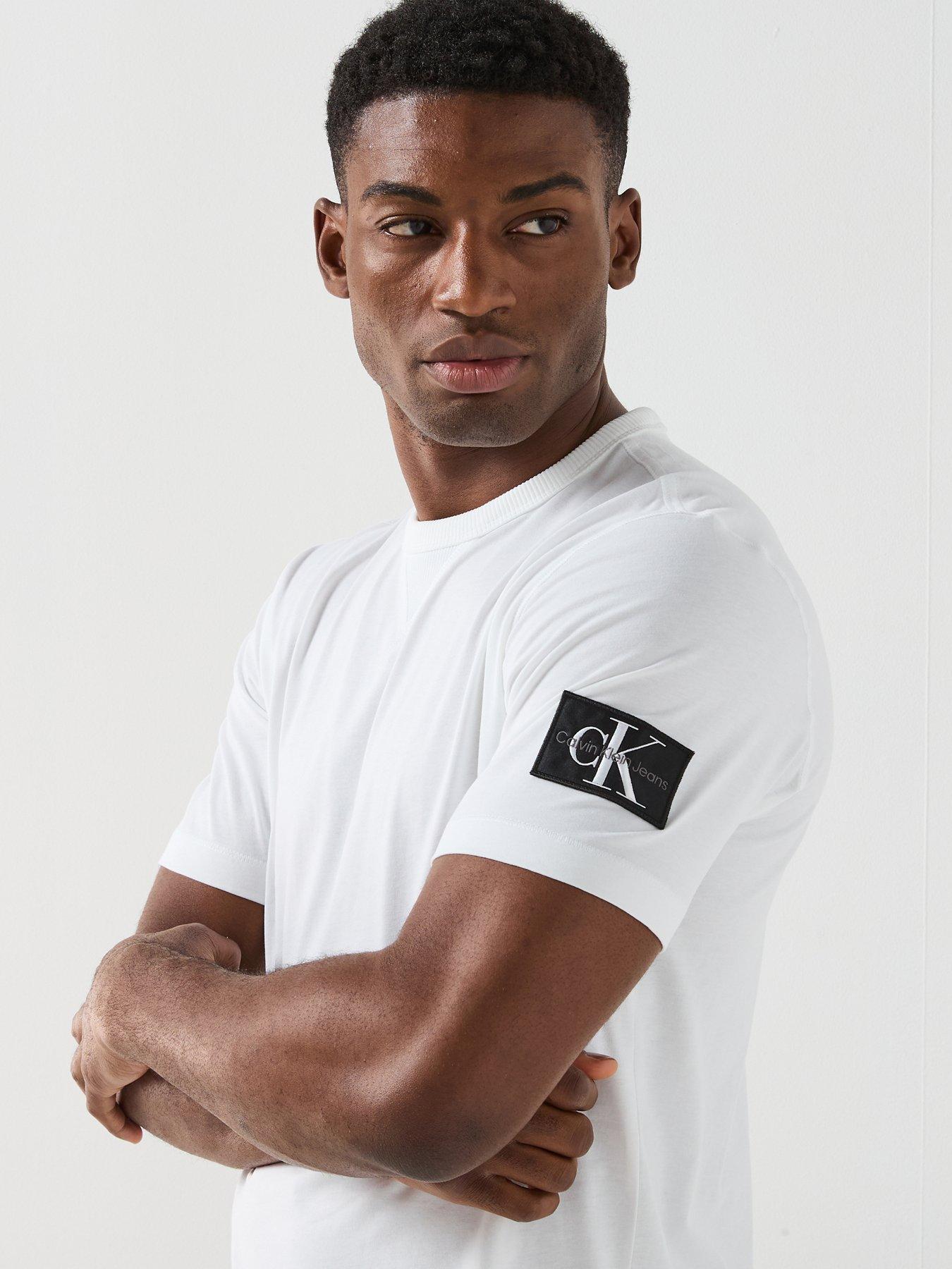 calvin-klein-jeans-badge-t-shirt-whiteoutfit