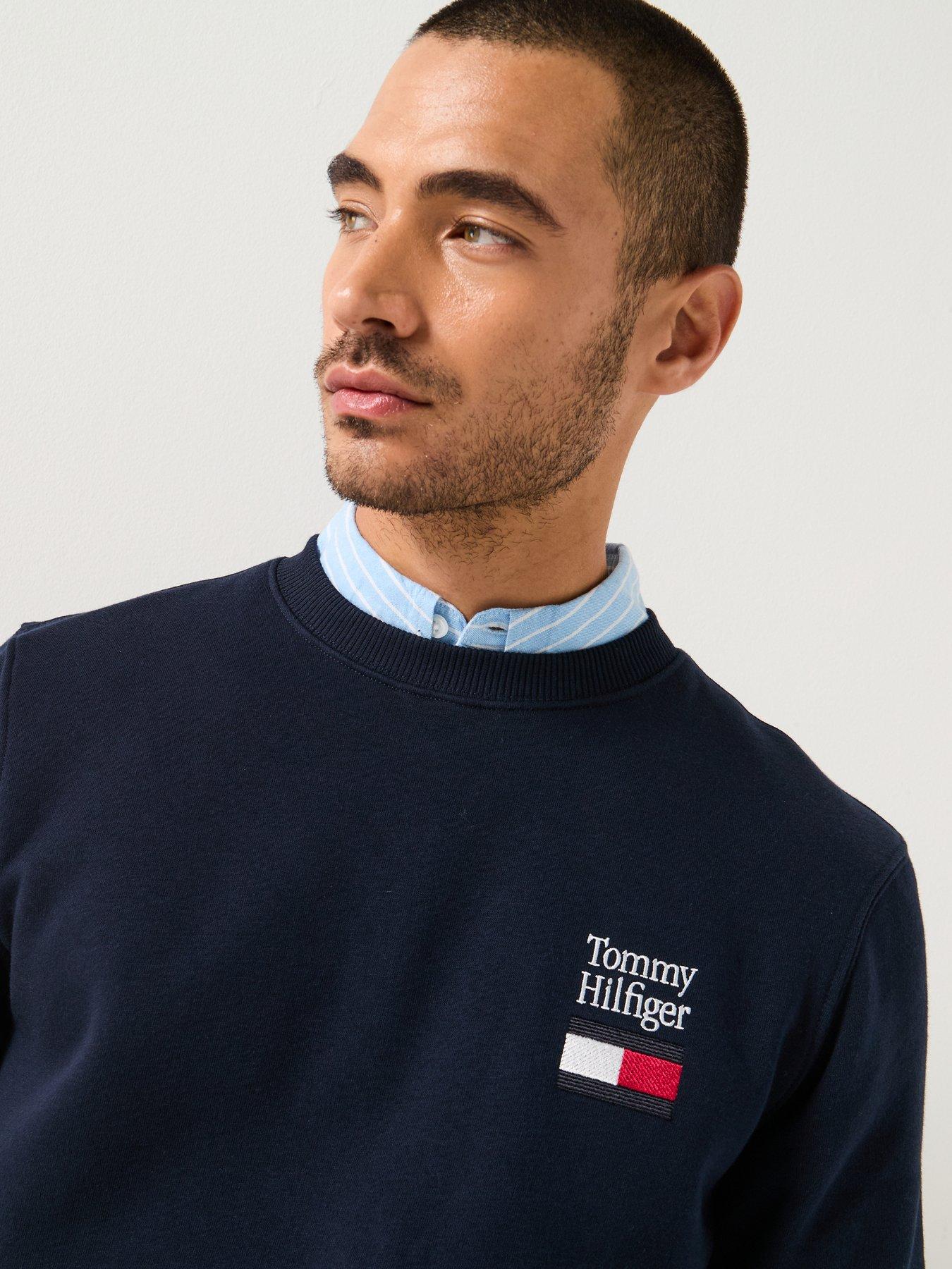 tommy-hilfiger-embroidered-small-flag-crew-sweatshirt-navyoutfit