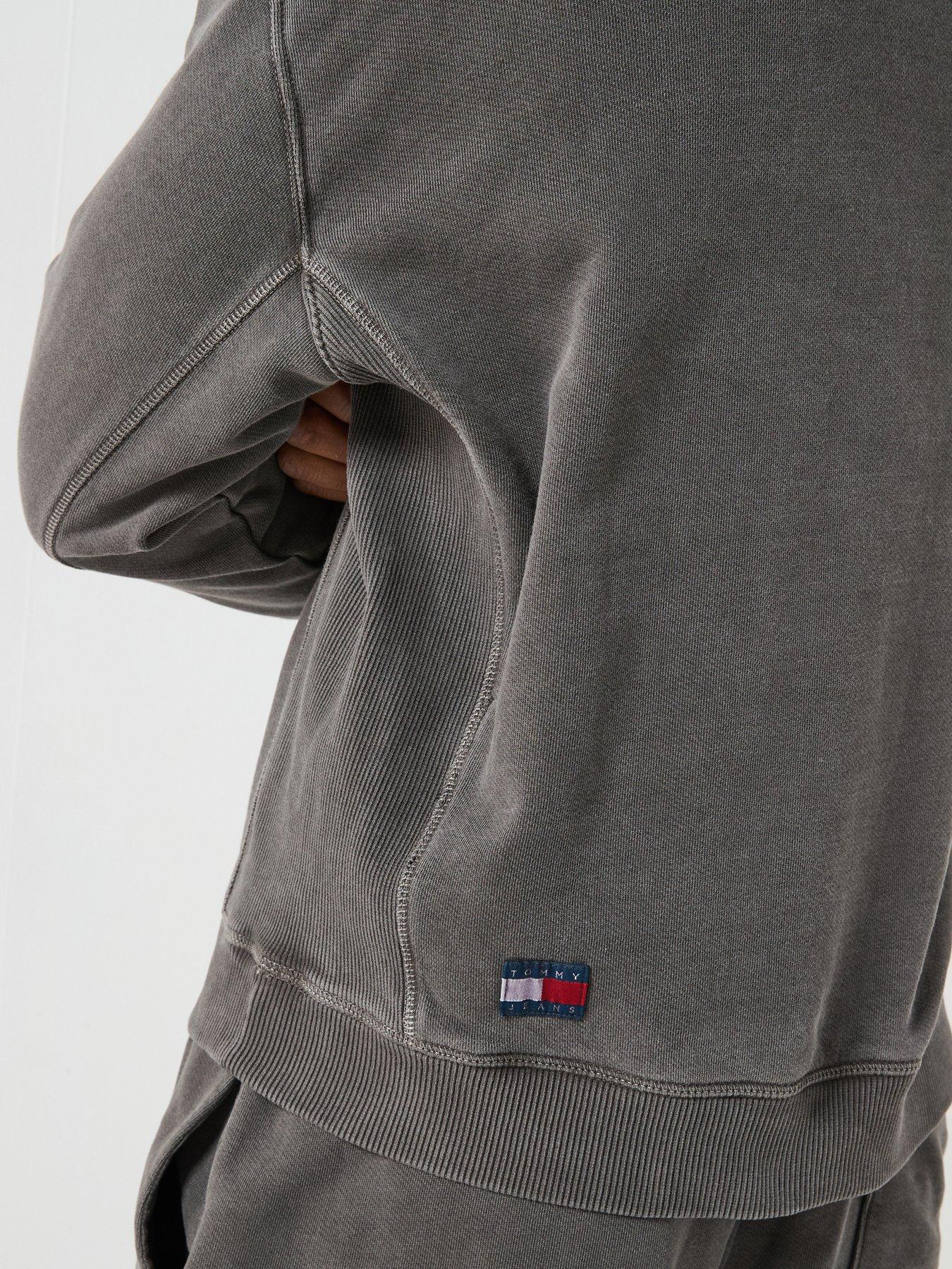 tommy-jeans-90s-garment-dyed-new-classics-crew-sweatshirt-blackdetail