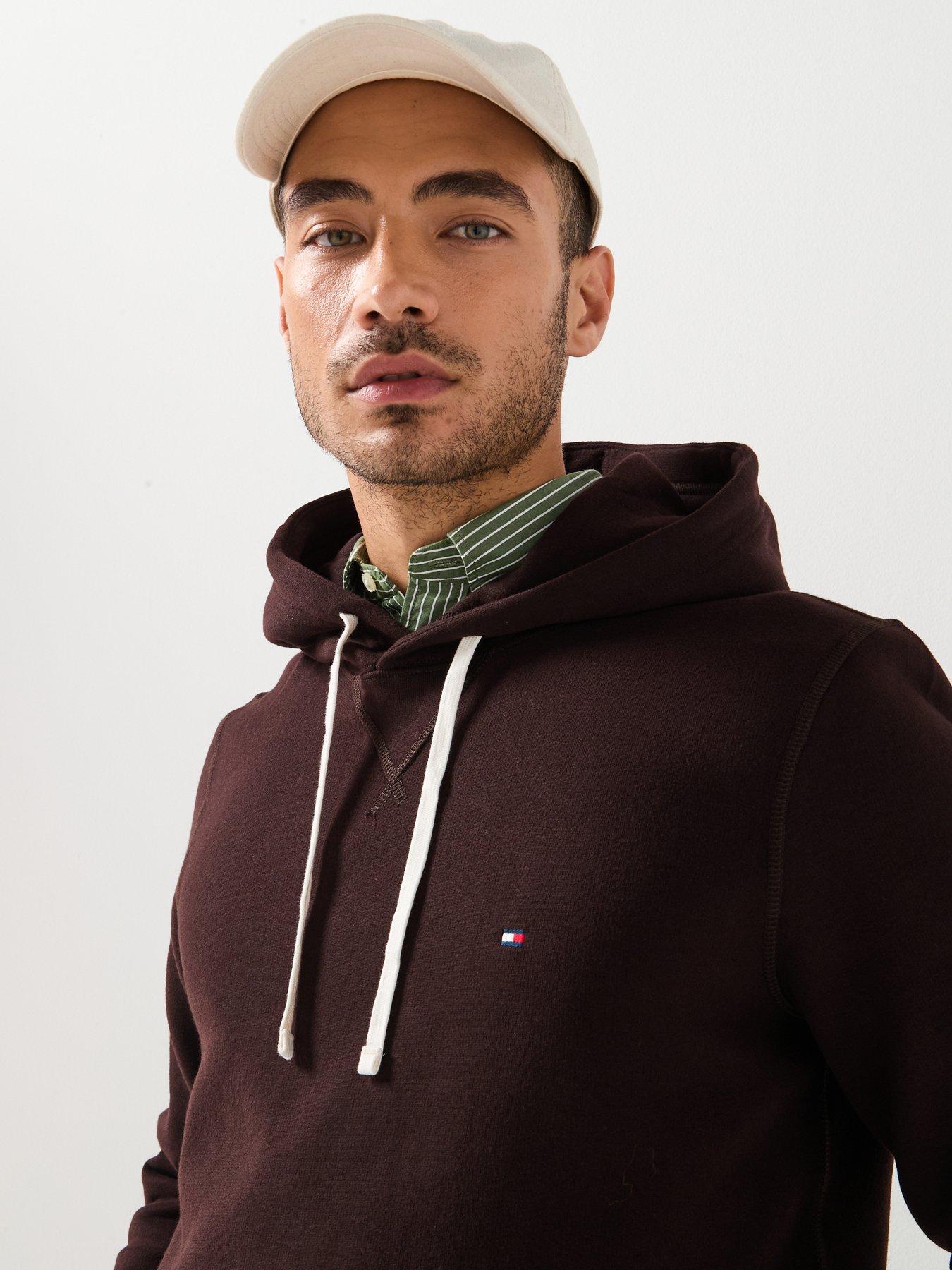 tommy-hilfiger-regular-fit-essential-fleece-overhead-hoodie-dark-brownoutfit