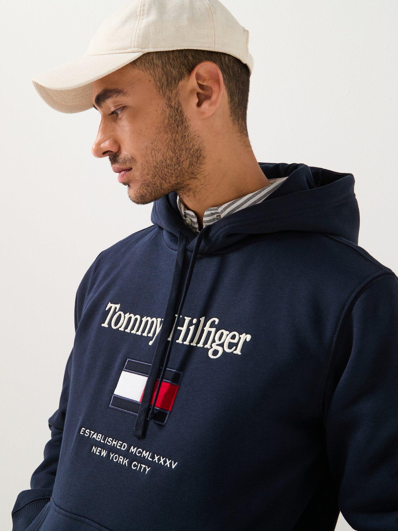 tommy-hilfiger-embroidered-large-flag-overhead-hoodie-navyoutfit