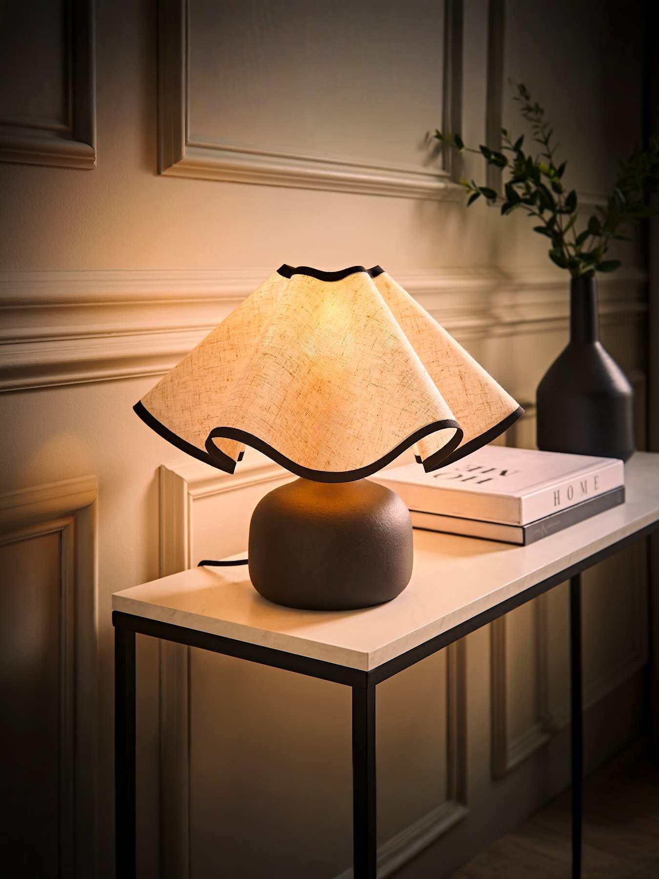 valuelights-emilia-black-ceramic-table-lamp-with-linen-wave-shadeback