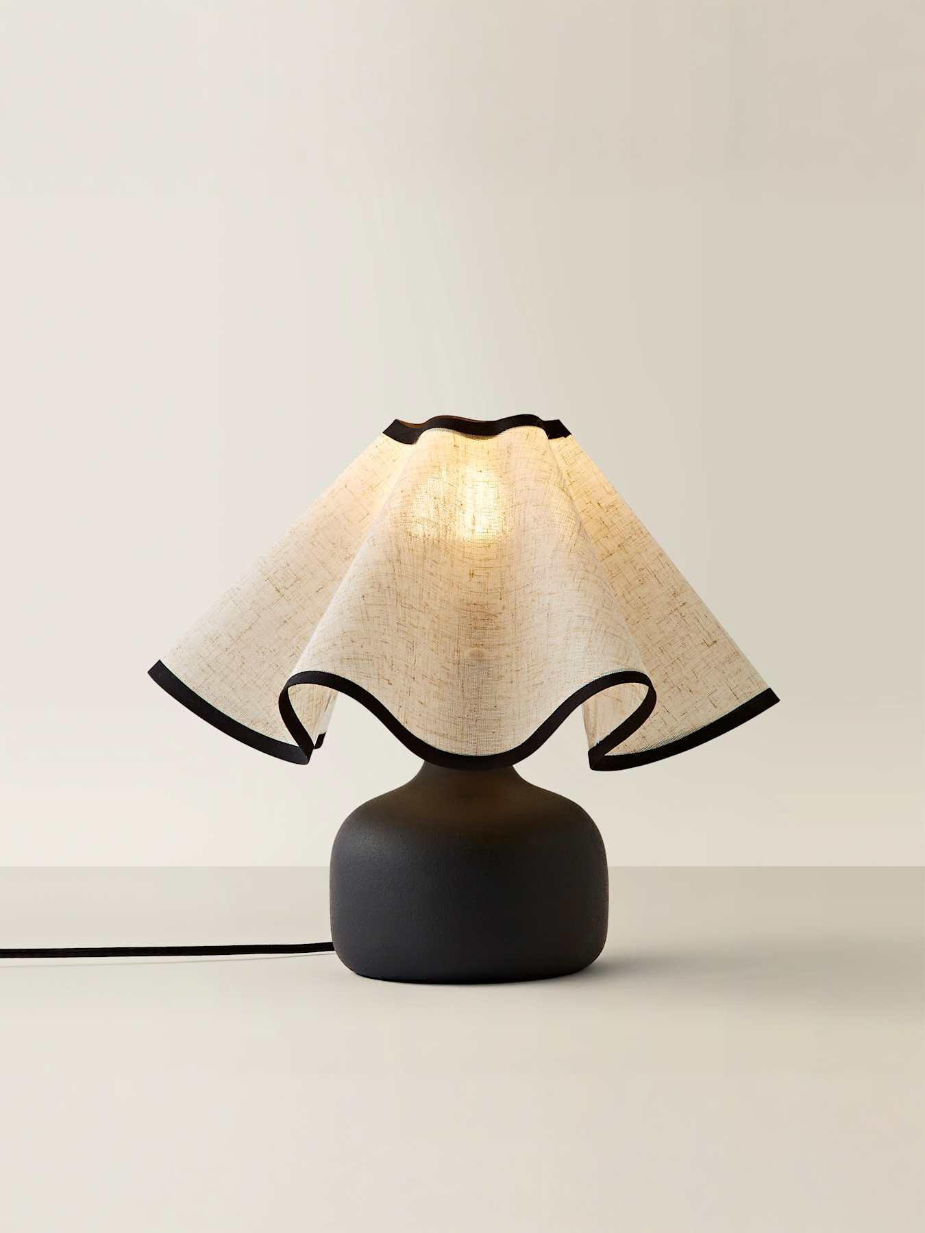 valuelights-emilia-black-ceramic-table-lamp-with-linen-wave-shadeoutfit