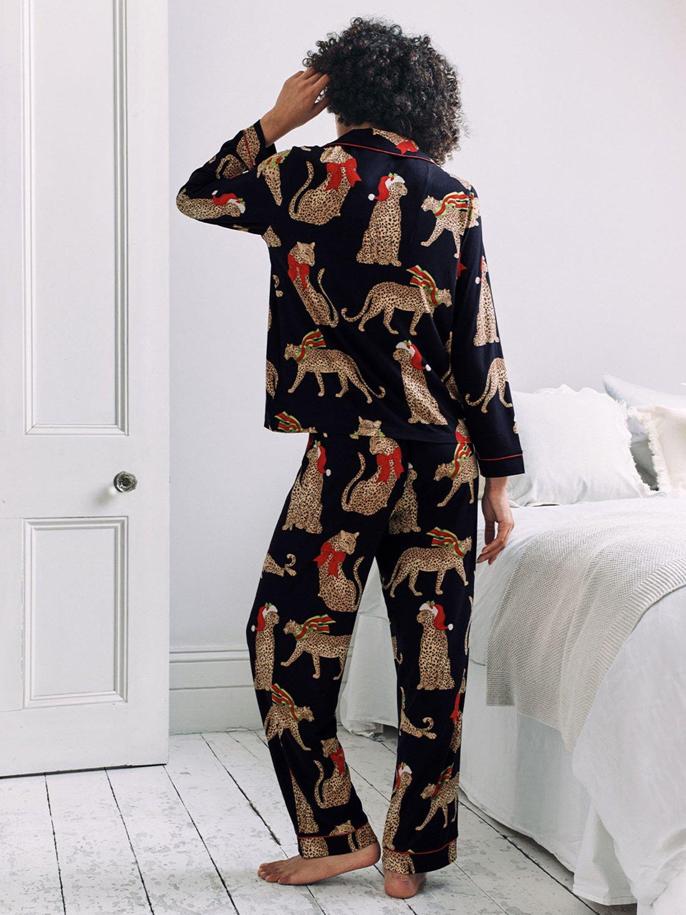 chelsea-peers-ladies-christmas-long-button-up-printed-pyjama-set-navyoutfit