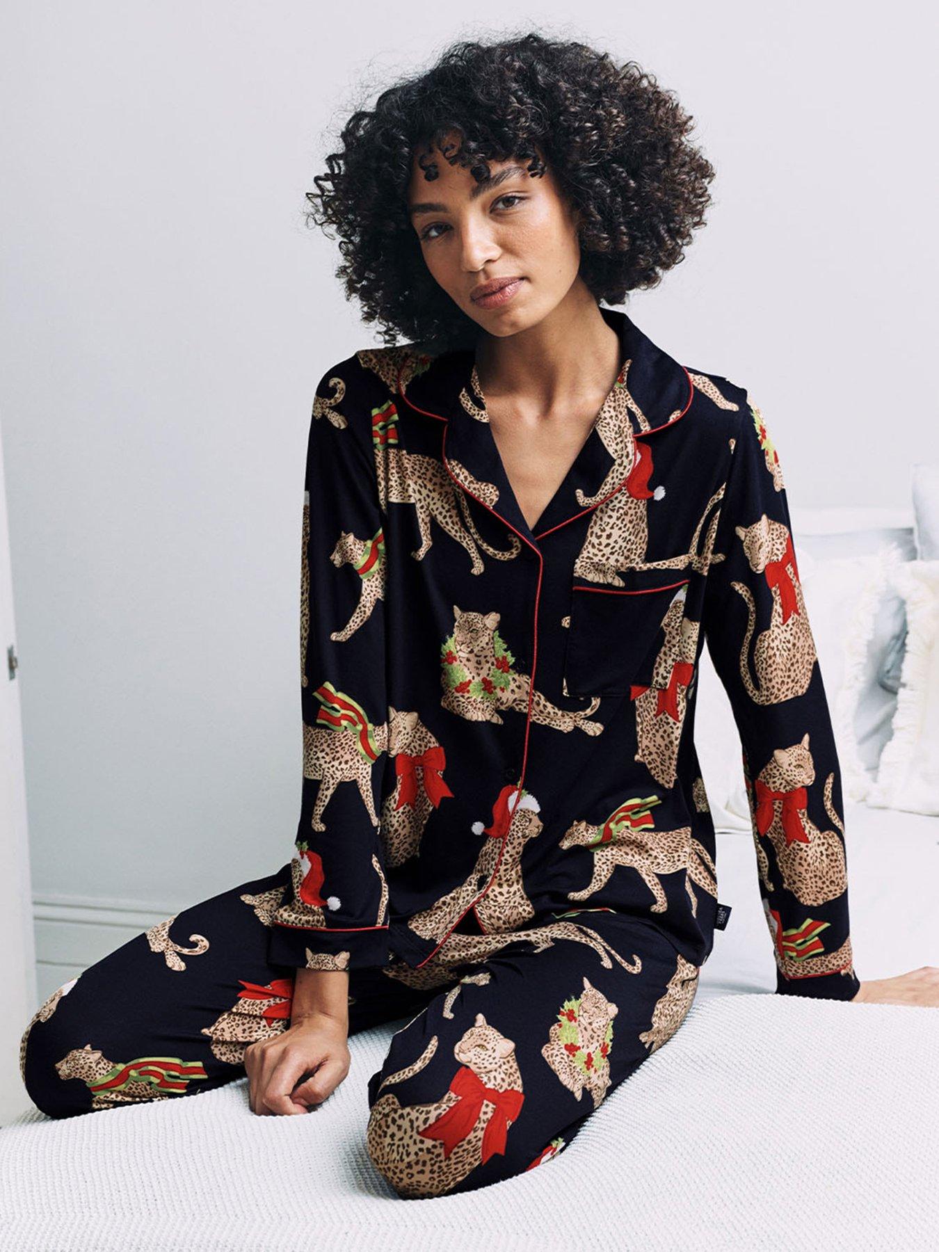 chelsea-peers-ladies-christmas-long-button-up-printed-pyjama-set-navydetail