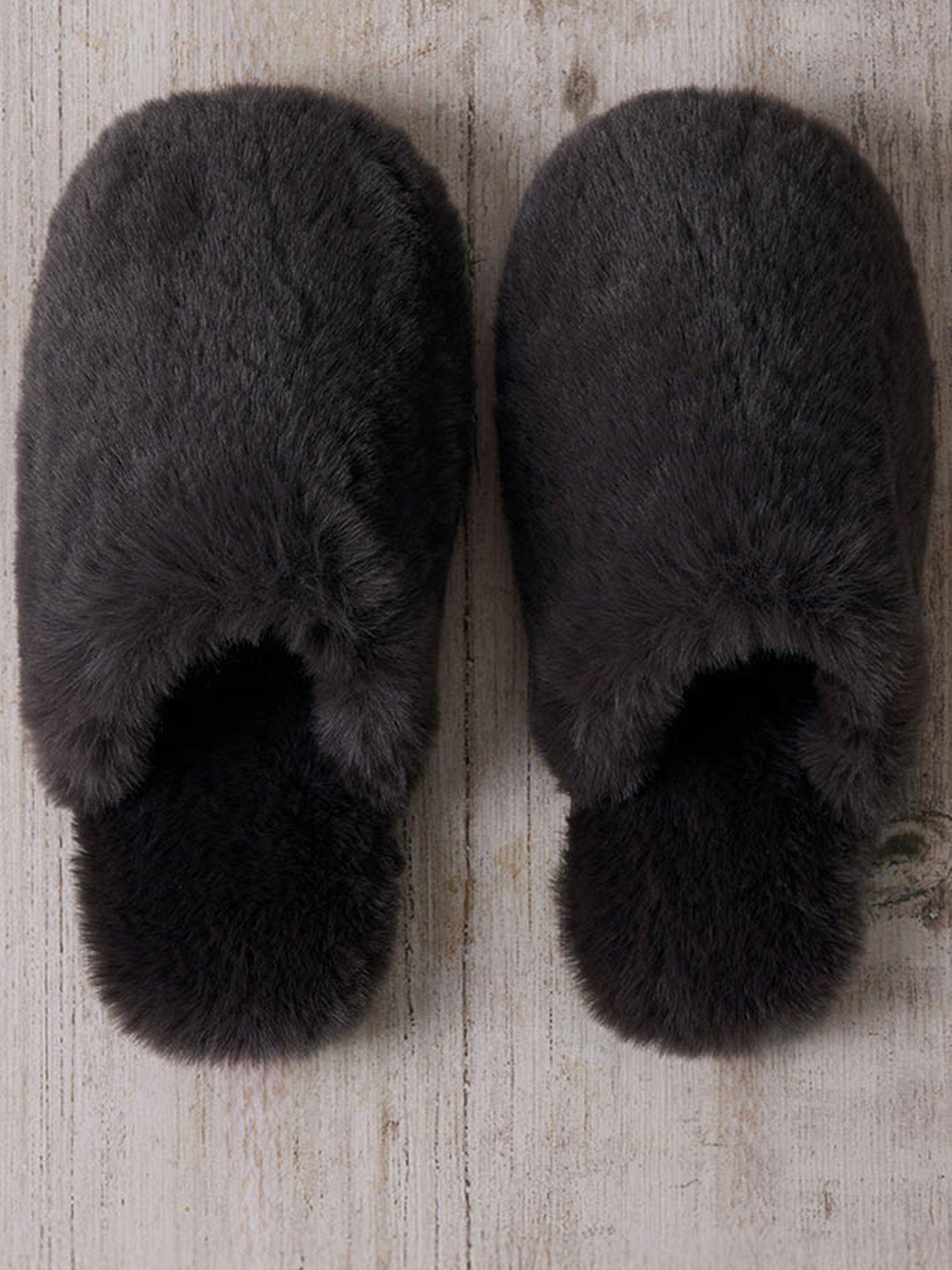 chelsea-peers-womens-faux-fur-closed-toe-slippers-brown