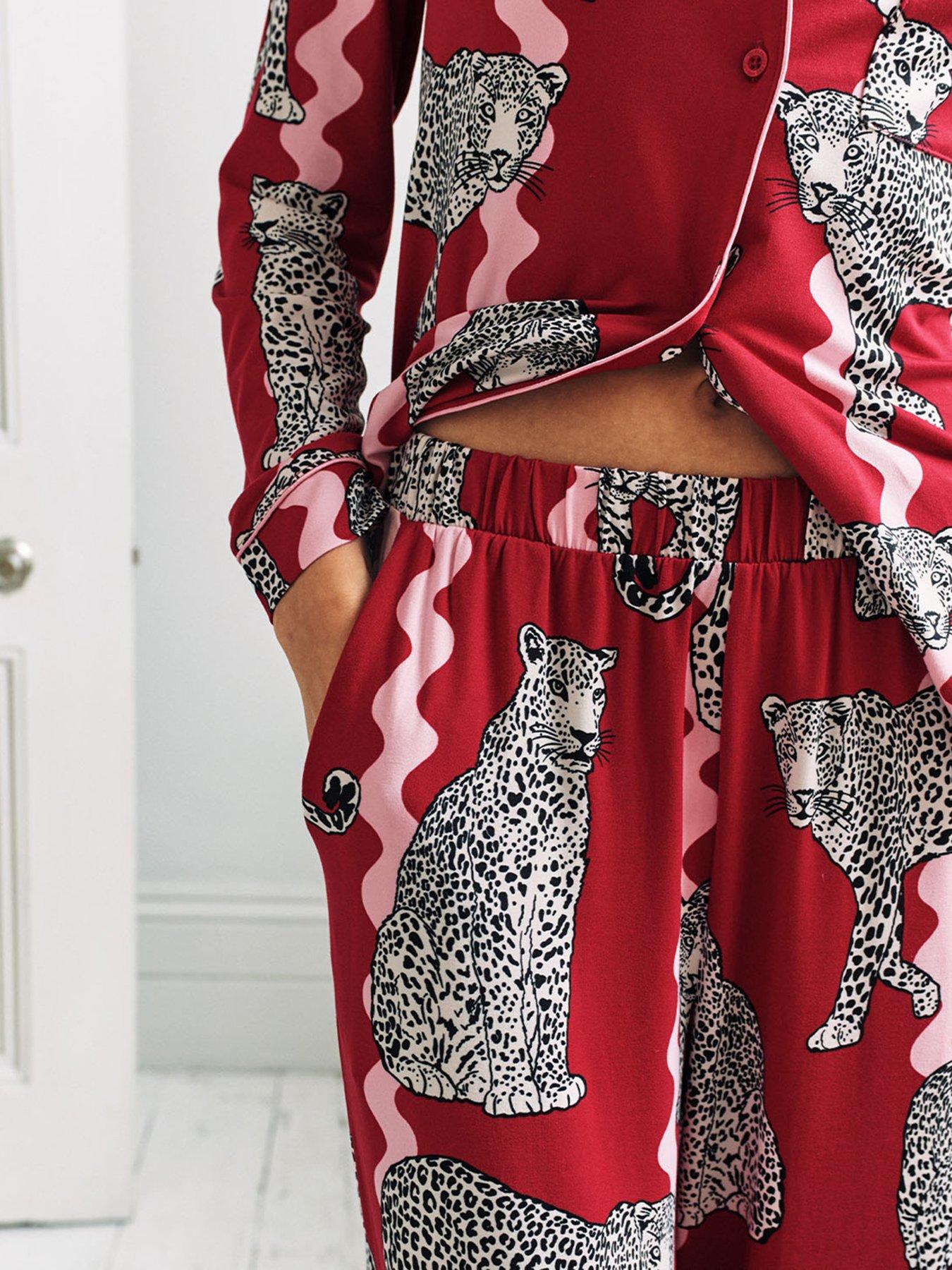 Image 3 of 6 of CHELSEA PEERS Classic Printed Long Button Up Set - Red