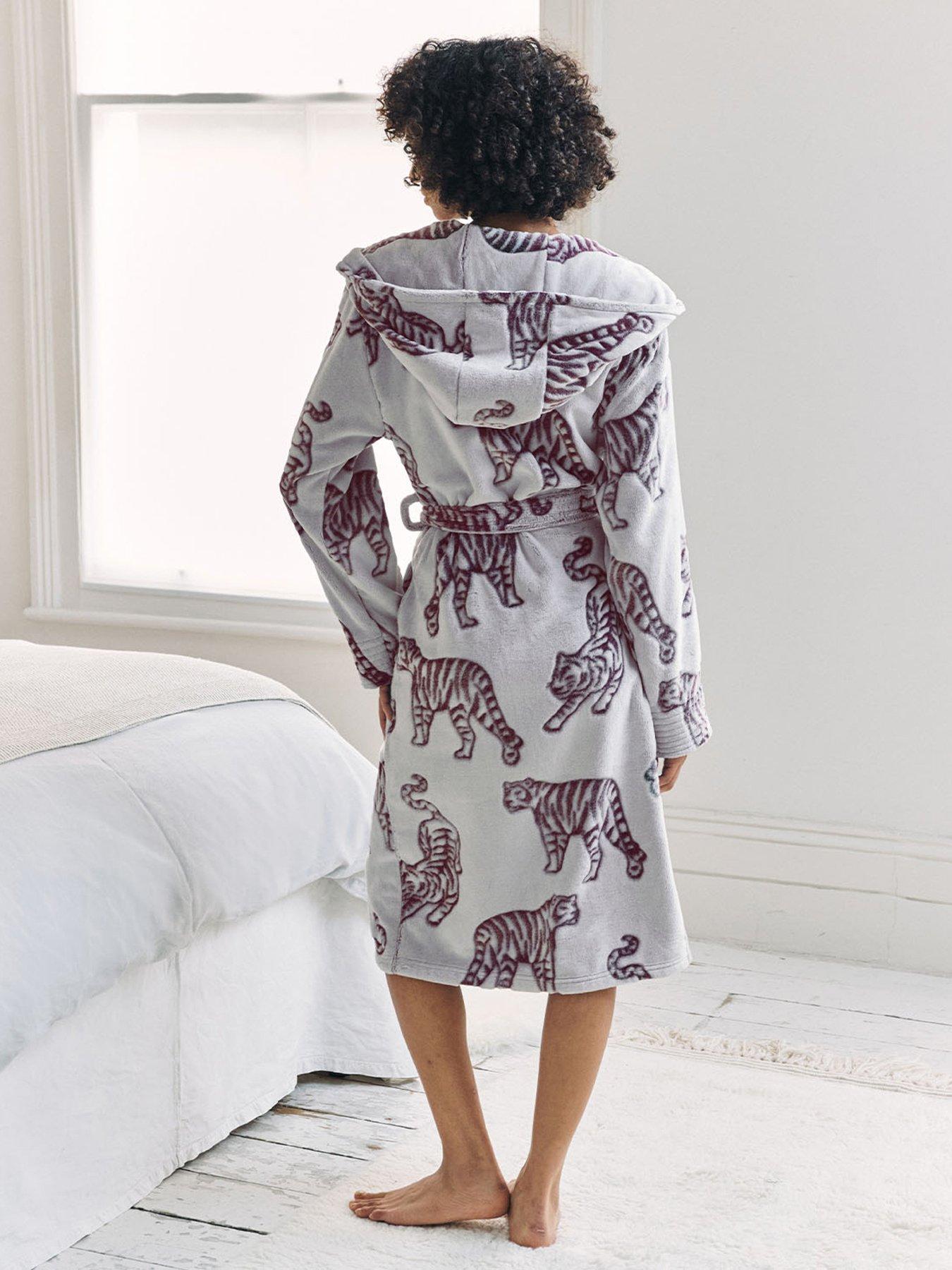 Image 4 of 5 of CHELSEA PEERS Classic Dressing Gown In Burnout - Purple
